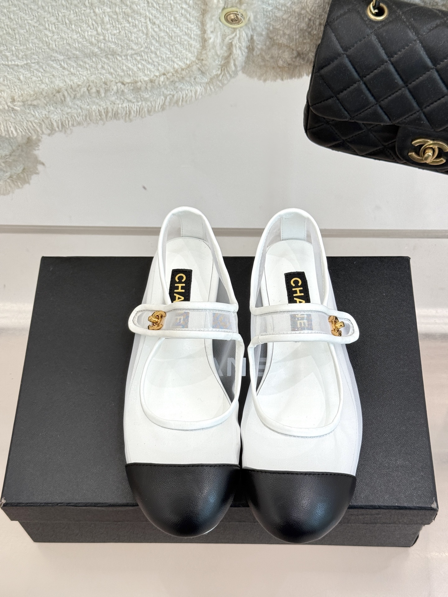 CHANE*｜小香经典春夏新品
网纱玛丽珍鞋
这一季的春款真的太爱了！
网面若隐若现 性感又不失甜美~ 