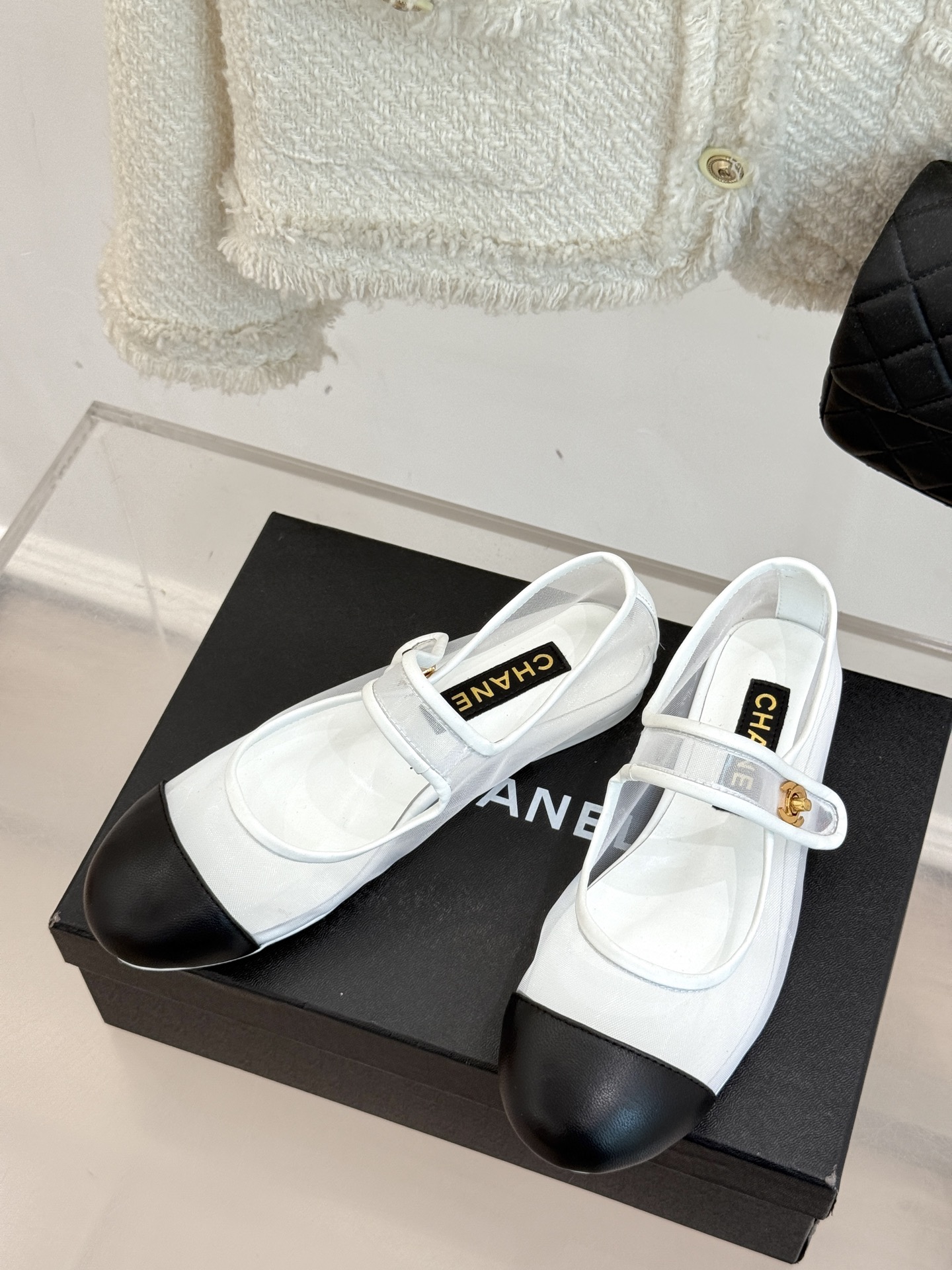 CHANE*｜小香经典春夏新品
网纱玛丽珍鞋
这一季的春款真的太爱了！
网面若隐若现 性感又不失甜美~ 