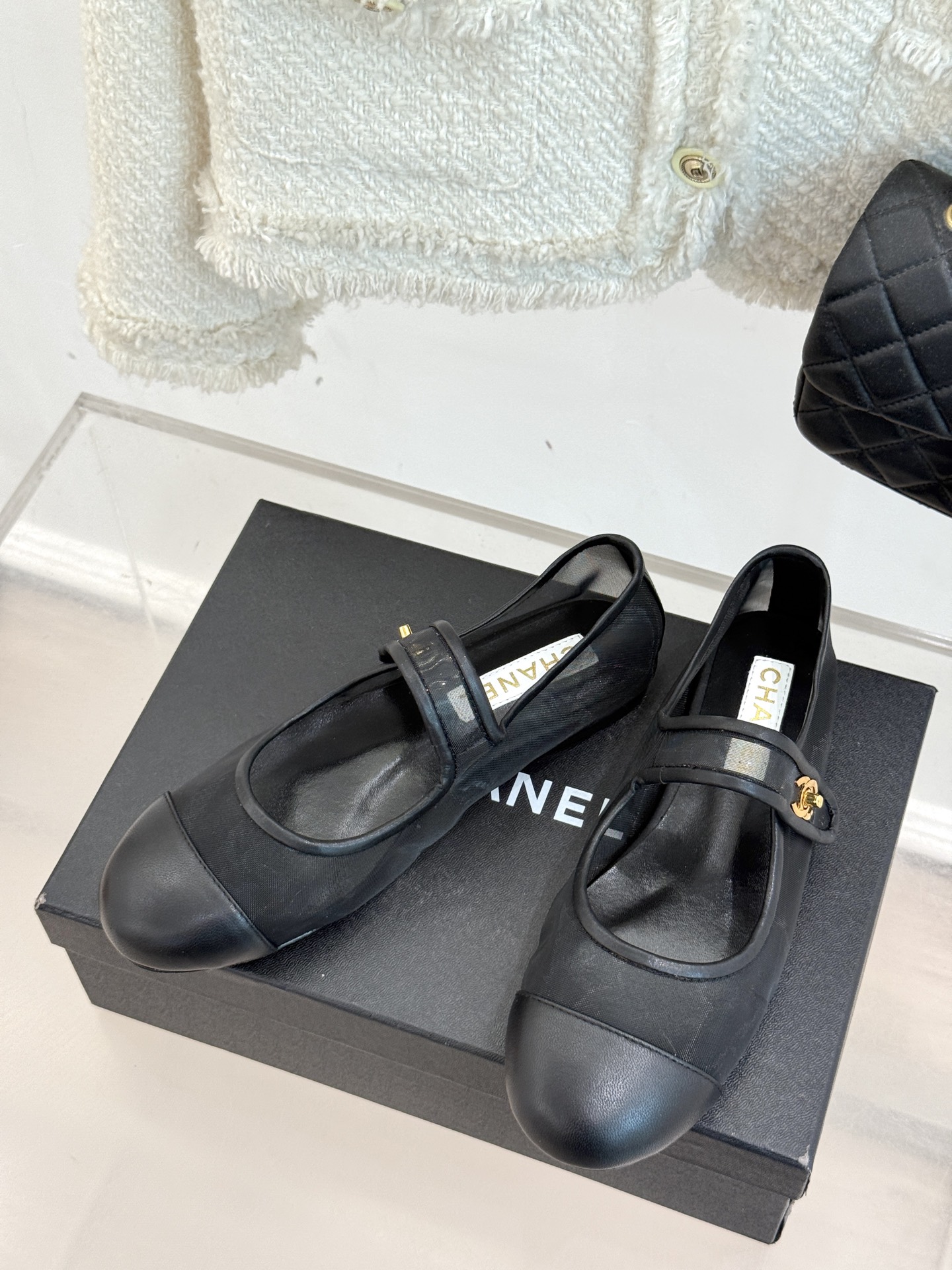 CHANE*｜小香经典春夏新品
网纱玛丽珍鞋
这一季的春款真的太爱了！
网面若隐若现 性感又不失甜美~ 
