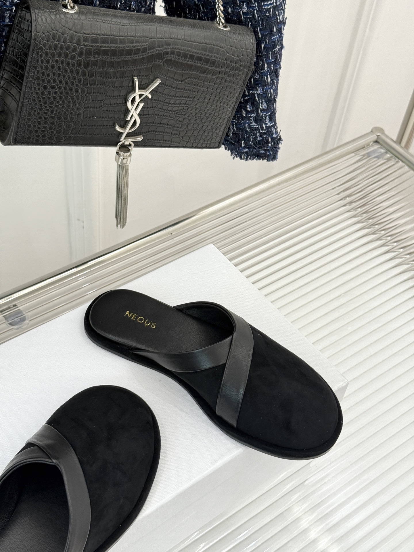 
neous 25s春夏新品复古平底
懒人包头拖鞋
一脚蹬进「无束缚」的快乐里！
包头设计护脚趾，平底软