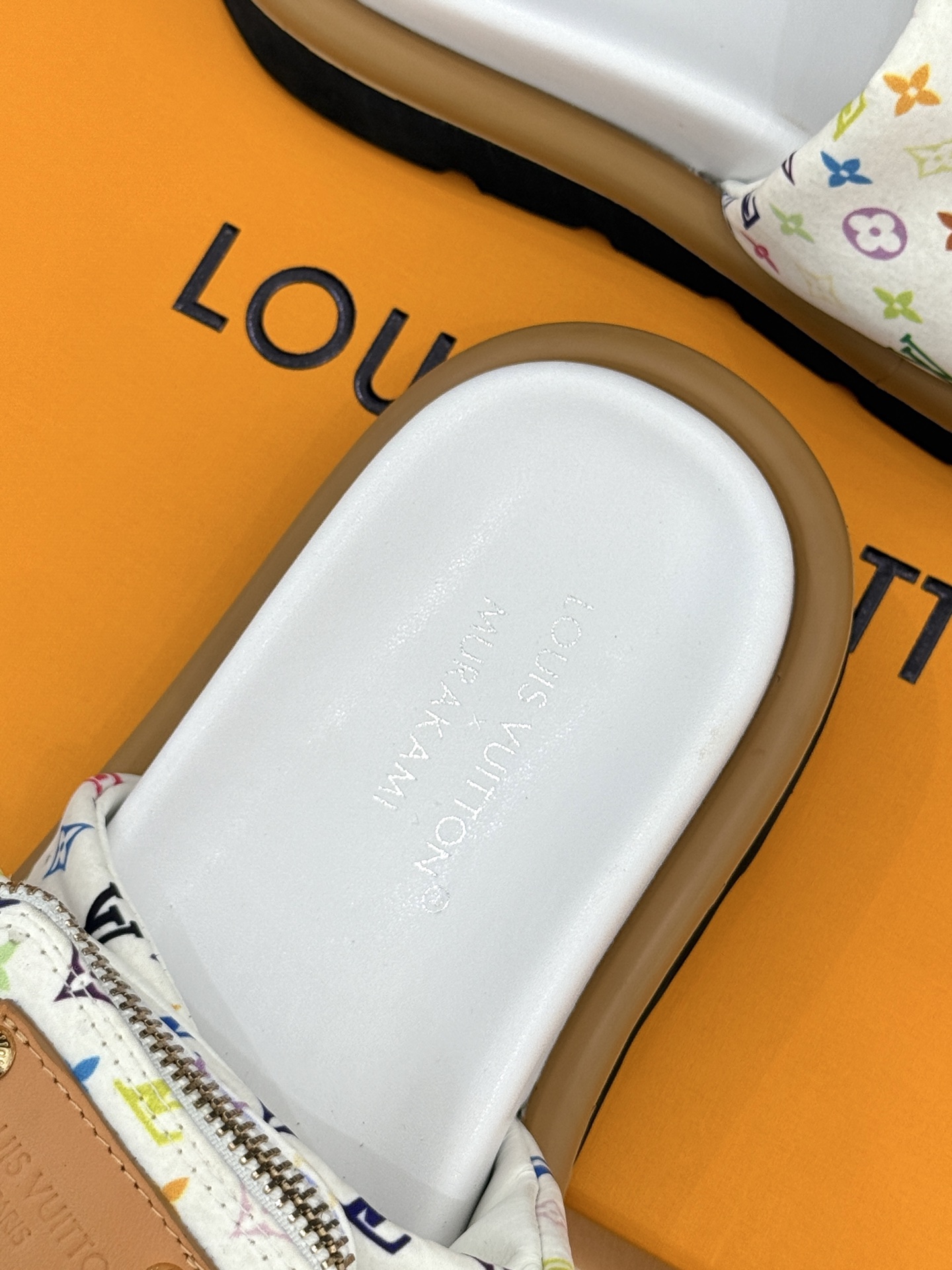 
L*V驴牌25ss新品情侣款老花懒人
面包钱包厚底拖鞋
这款真的人有钱人的拖鞋啊
一看就很贵  而且不