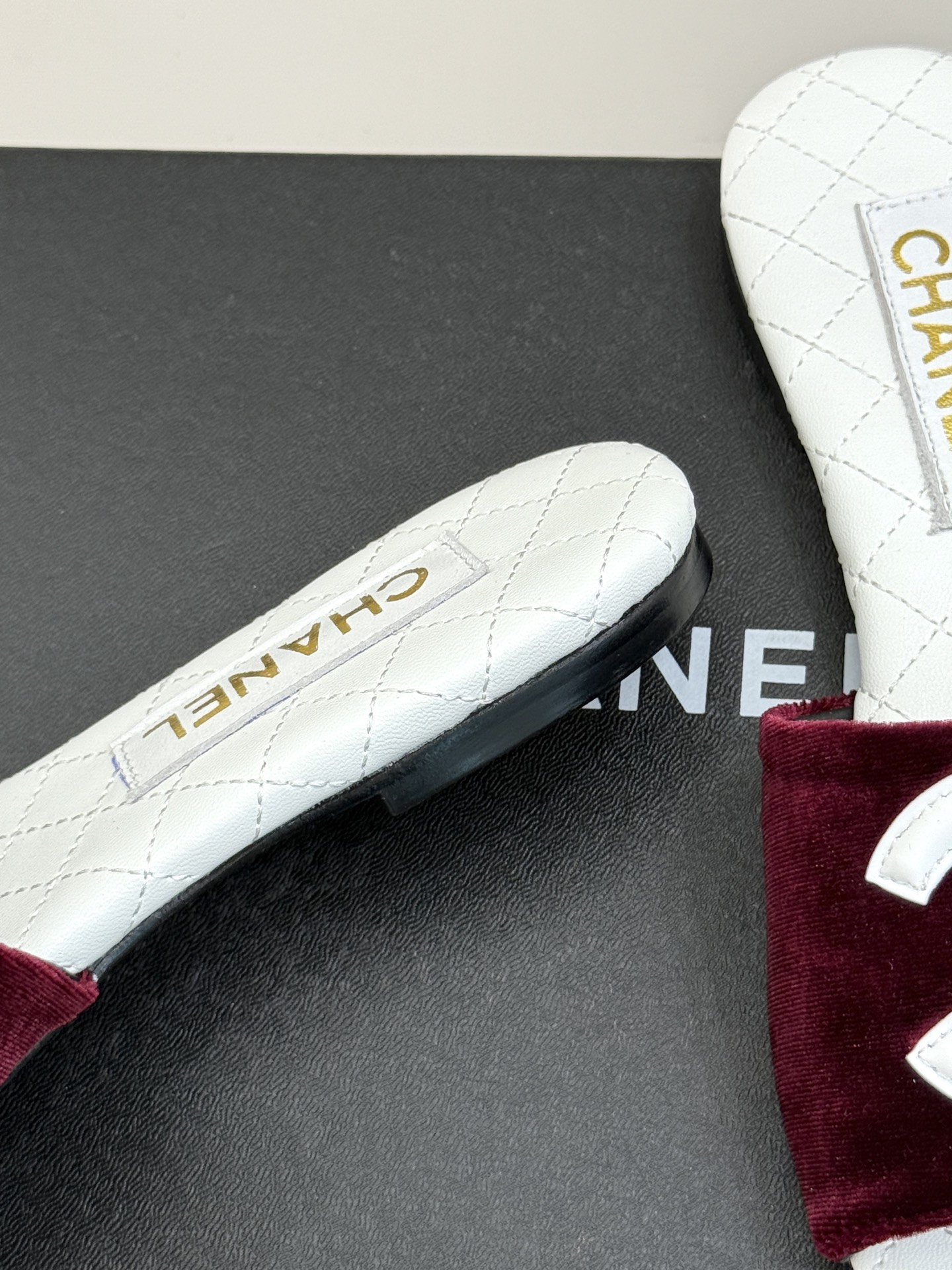 
CHANE* ｜小香25。春夏新品
大双C方头平底拖鞋
大双C标识醒目又经典，
品牌格调凝练 方头造型