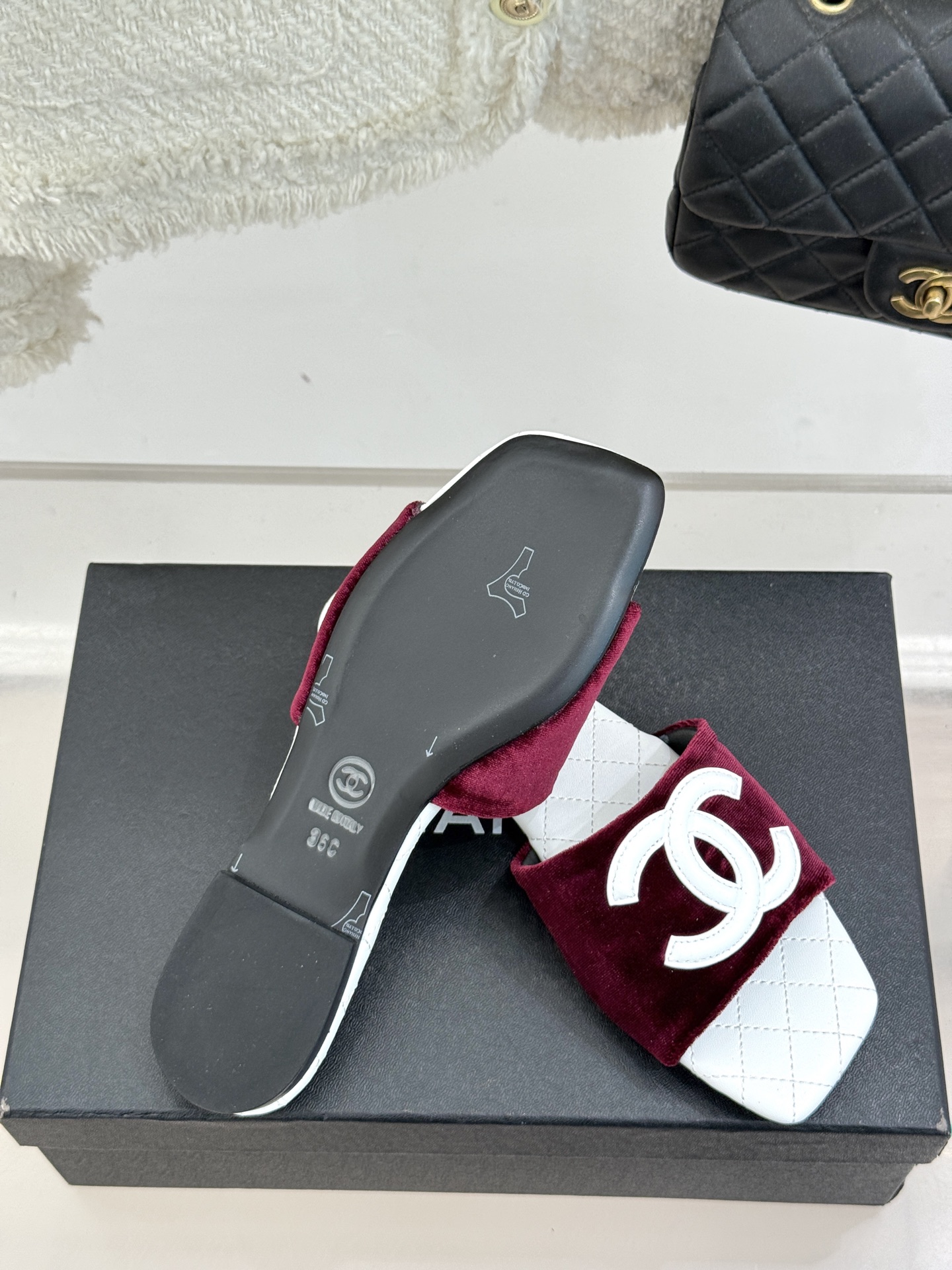 
CHANE* ｜小香25。春夏新品
大双C方头平底拖鞋
大双C标识醒目又经典，
品牌格调凝练 方头造型