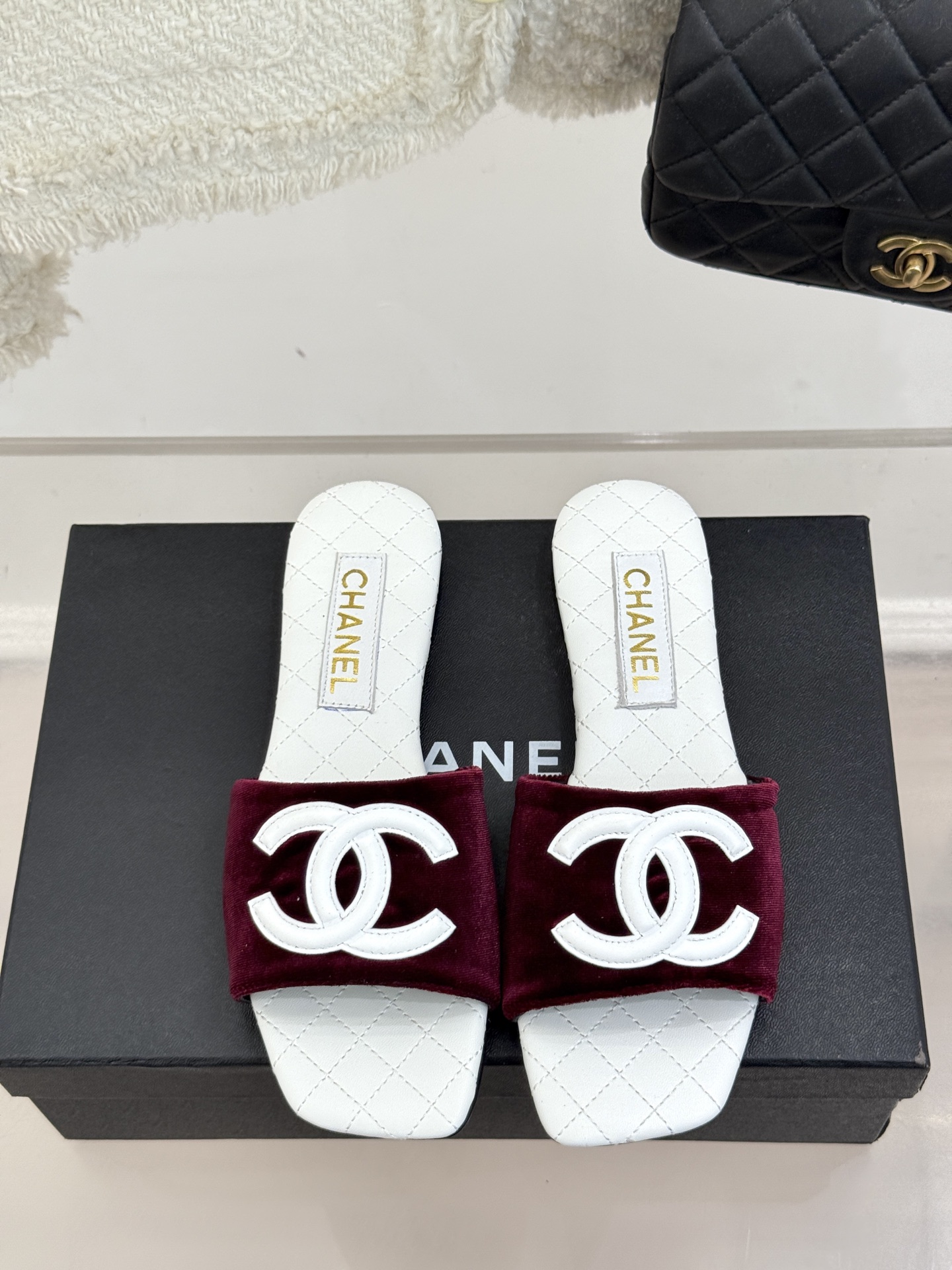 
CHANE* ｜小香25。春夏新品
大双C方头平底拖鞋
大双C标识醒目又经典，
品牌格调凝练 方头造型