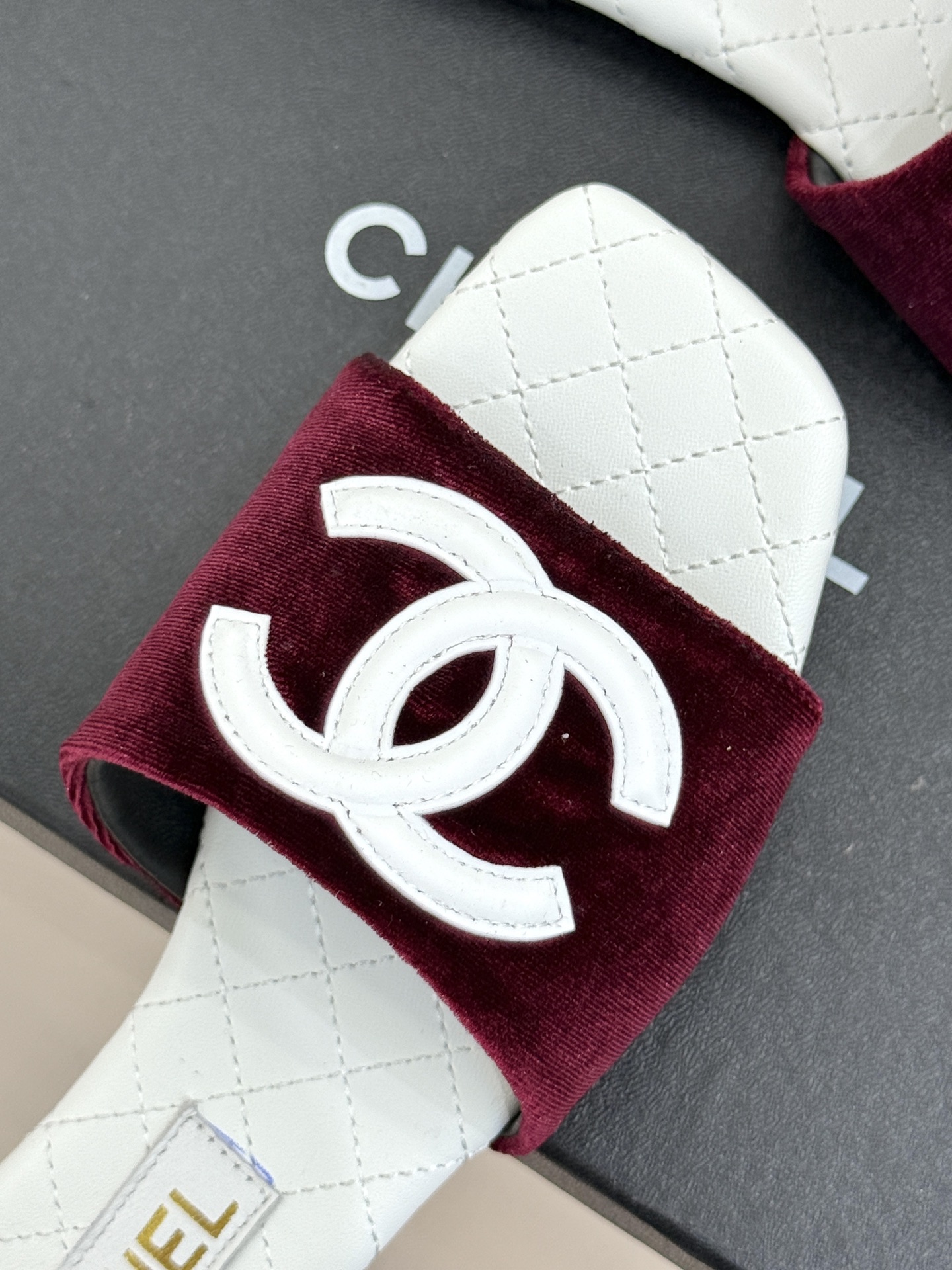 
CHANE* ｜小香25。春夏新品
大双C方头平底拖鞋
大双C标识醒目又经典，
品牌格调凝练 方头造型