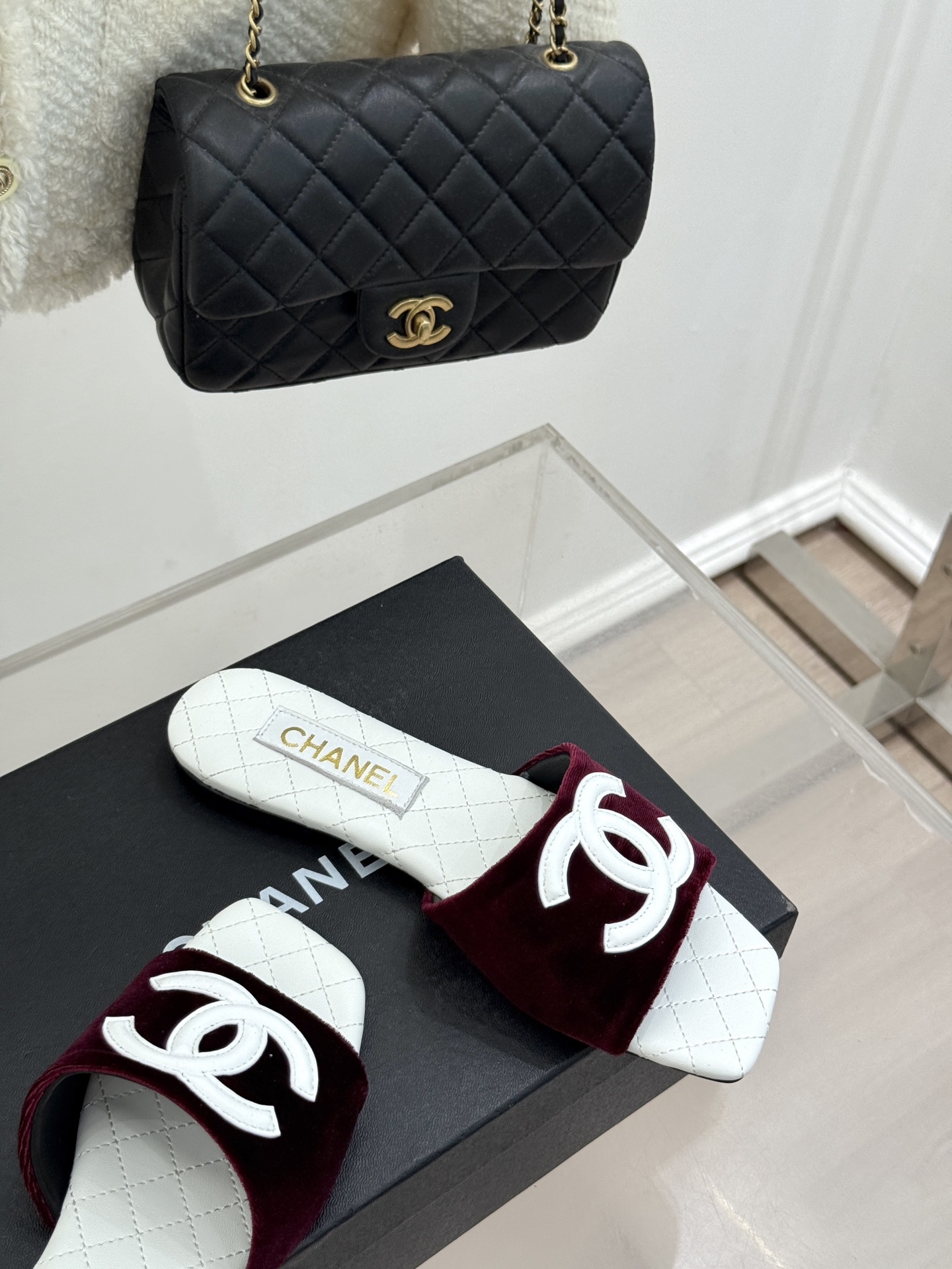 
CHANE* ｜小香25。春夏新品
大双C方头平底拖鞋
大双C标识醒目又经典，
品牌格调凝练 方头造型