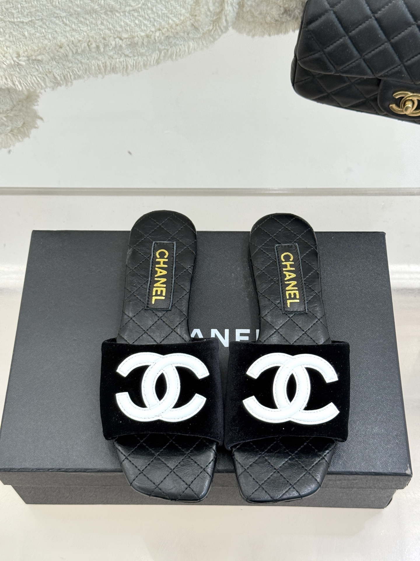
CHANE* ｜小香25。春夏新品
大双C方头平底拖鞋
大双C标识醒目又经典，
品牌格调凝练 方头造型