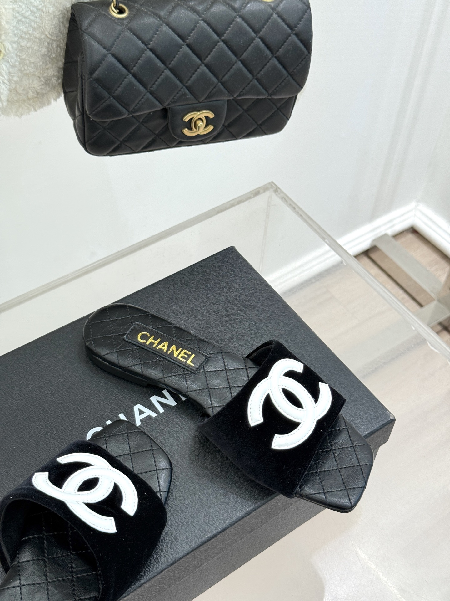 
CHANE* ｜小香25。春夏新品
大双C方头平底拖鞋
大双C标识醒目又经典，
品牌格调凝练 方头造型