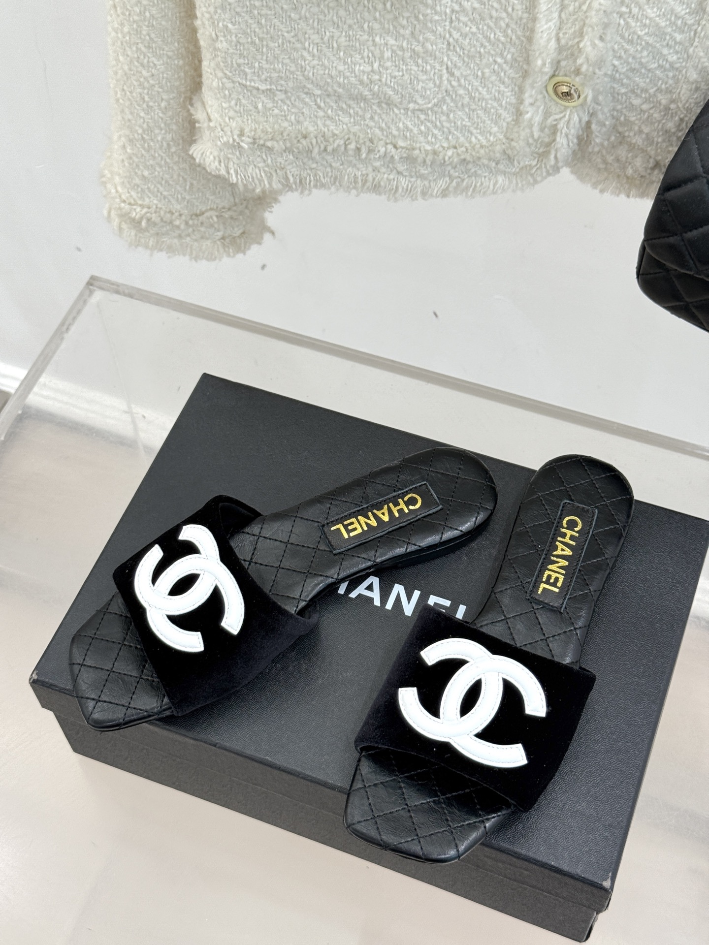 
CHANE* ｜小香25。春夏新品
大双C方头平底拖鞋
大双C标识醒目又经典，
品牌格调凝练 方头造型
