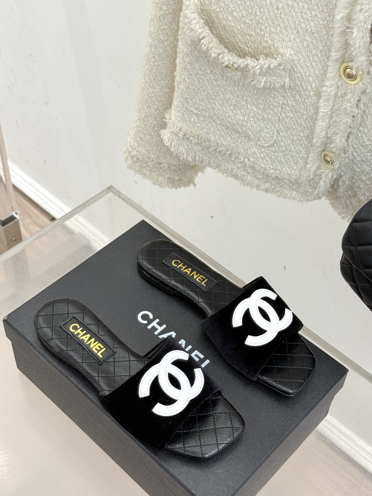 
CHANE* ｜小香25。春夏新品
大双C方头平底拖鞋
大双C标识醒目又经典，
品牌格调凝练 方头造型