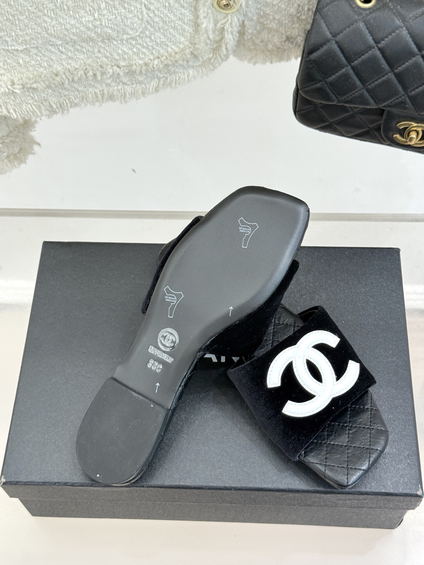 
CHANE* ｜小香25。春夏新品
大双C方头平底拖鞋
大双C标识醒目又经典，
品牌格调凝练 方头造型