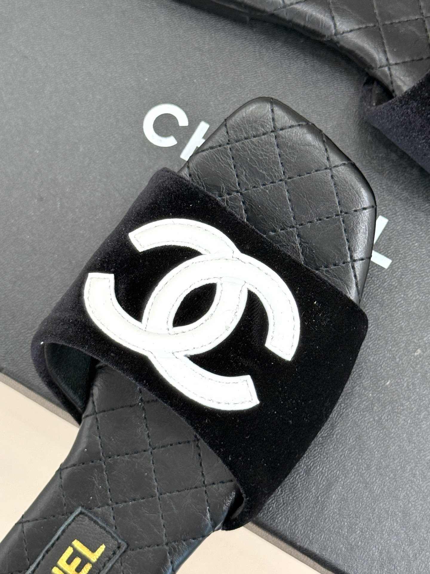 
CHANE* ｜小香25。春夏新品
大双C方头平底拖鞋
大双C标识醒目又经典，
品牌格调凝练 方头造型