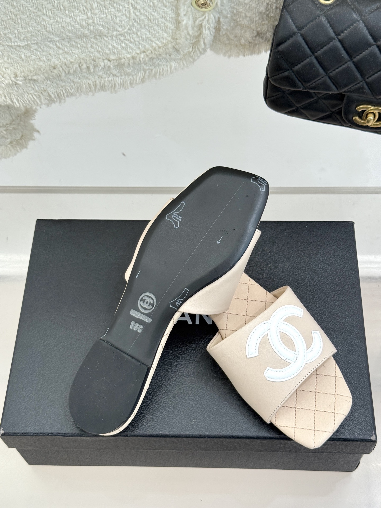 
CHANE* ｜小香25。春夏新品
大双C方头平底拖鞋
大双C标识醒目又经典，
品牌格调凝练 方头造型