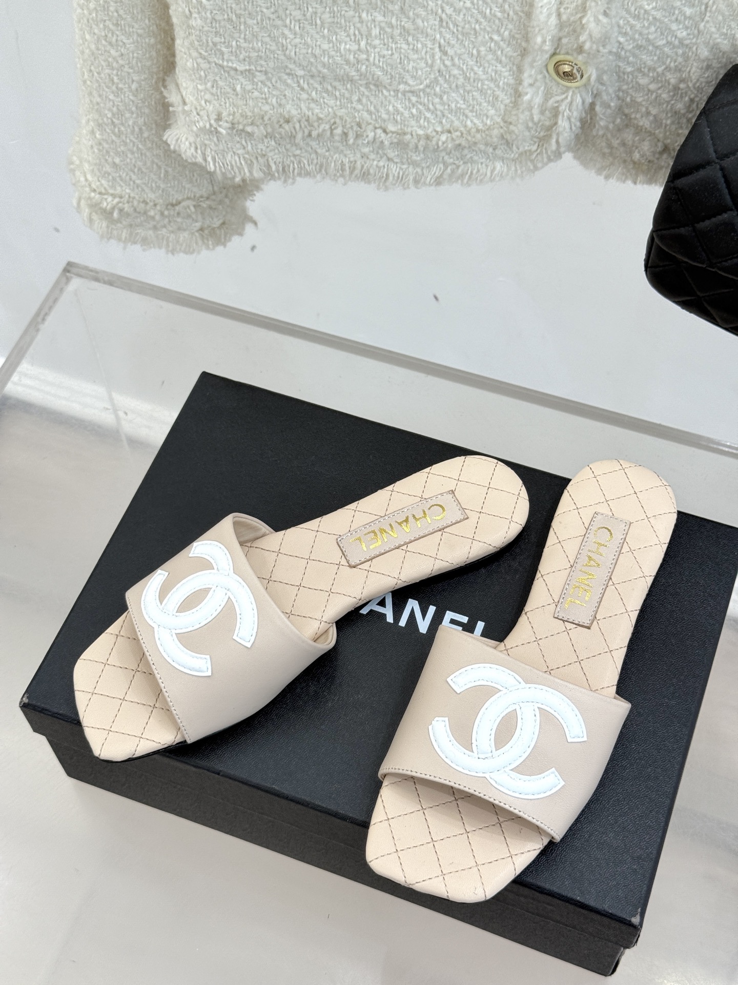 
CHANE* ｜小香25。春夏新品
大双C方头平底拖鞋
大双C标识醒目又经典，
品牌格调凝练 方头造型