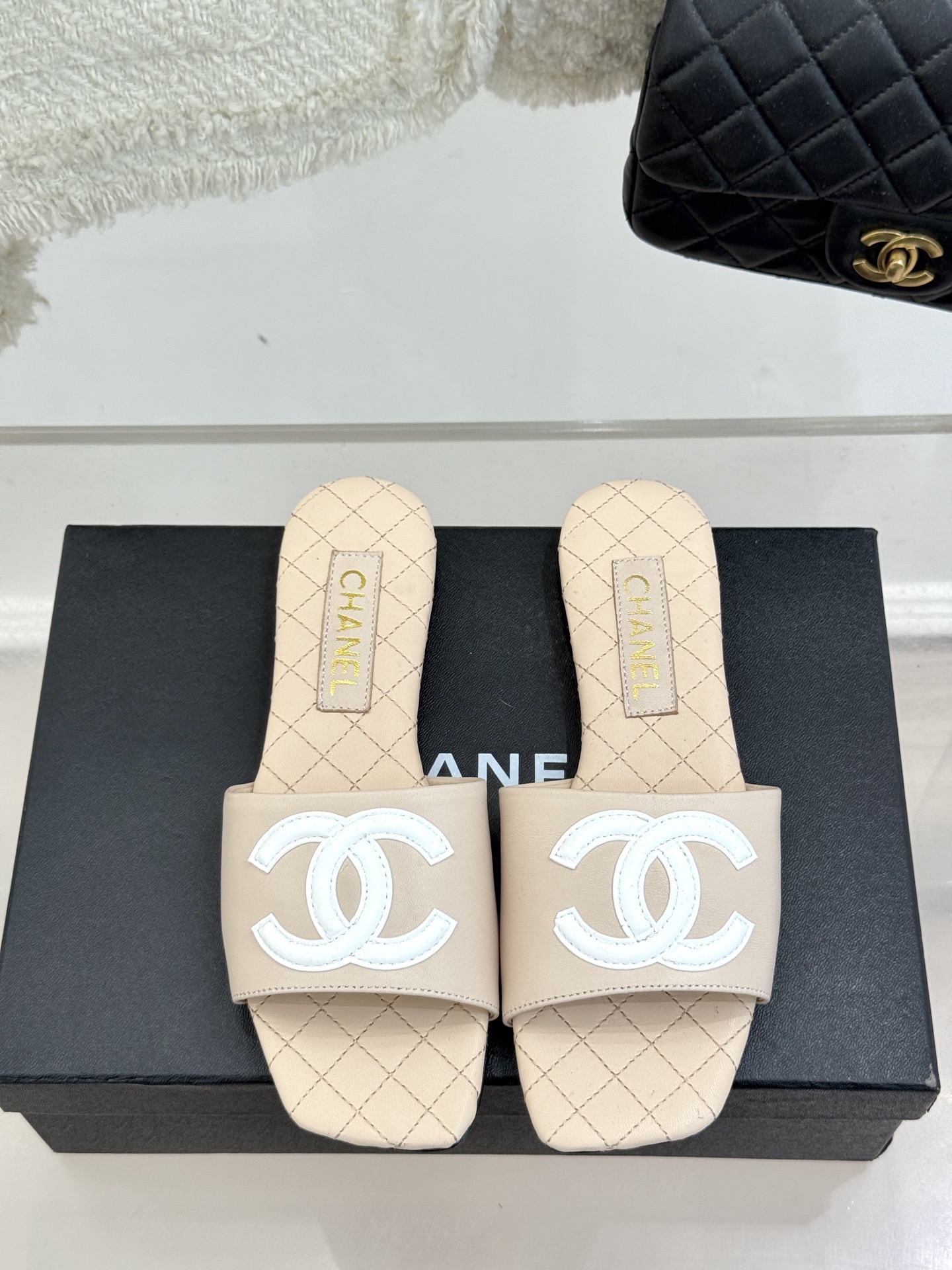 
CHANE* ｜小香25。春夏新品
大双C方头平底拖鞋
大双C标识醒目又经典，
品牌格调凝练 方头造型