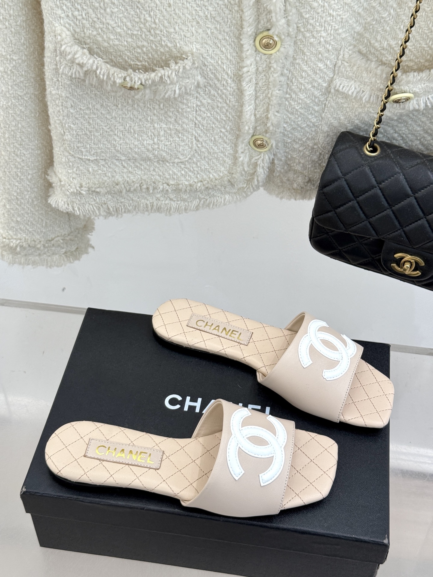 
CHANE* ｜小香25。春夏新品
大双C方头平底拖鞋
大双C标识醒目又经典，
品牌格调凝练 方头造型