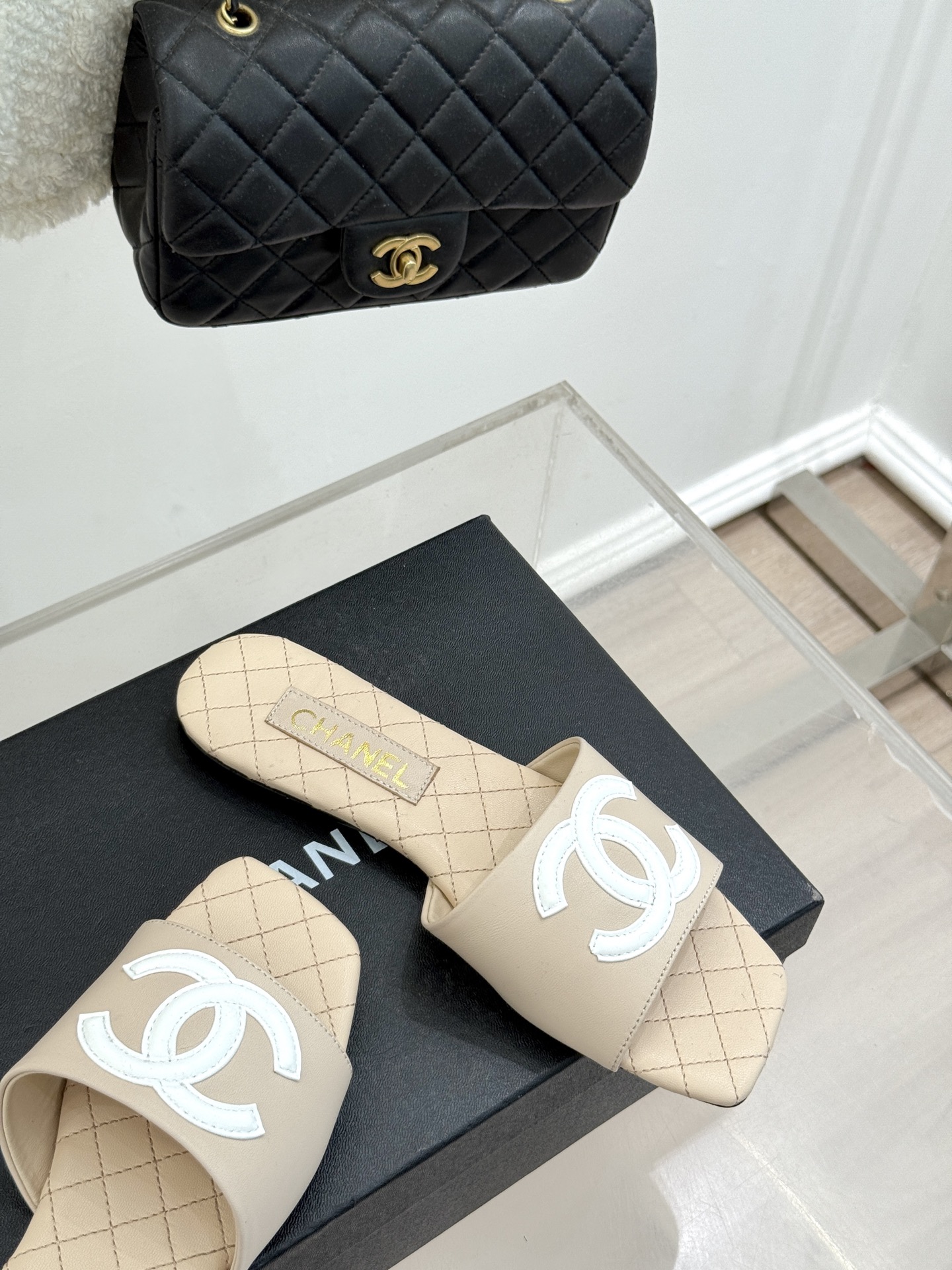 
CHANE* ｜小香25。春夏新品
大双C方头平底拖鞋
大双C标识醒目又经典，
品牌格调凝练 方头造型
