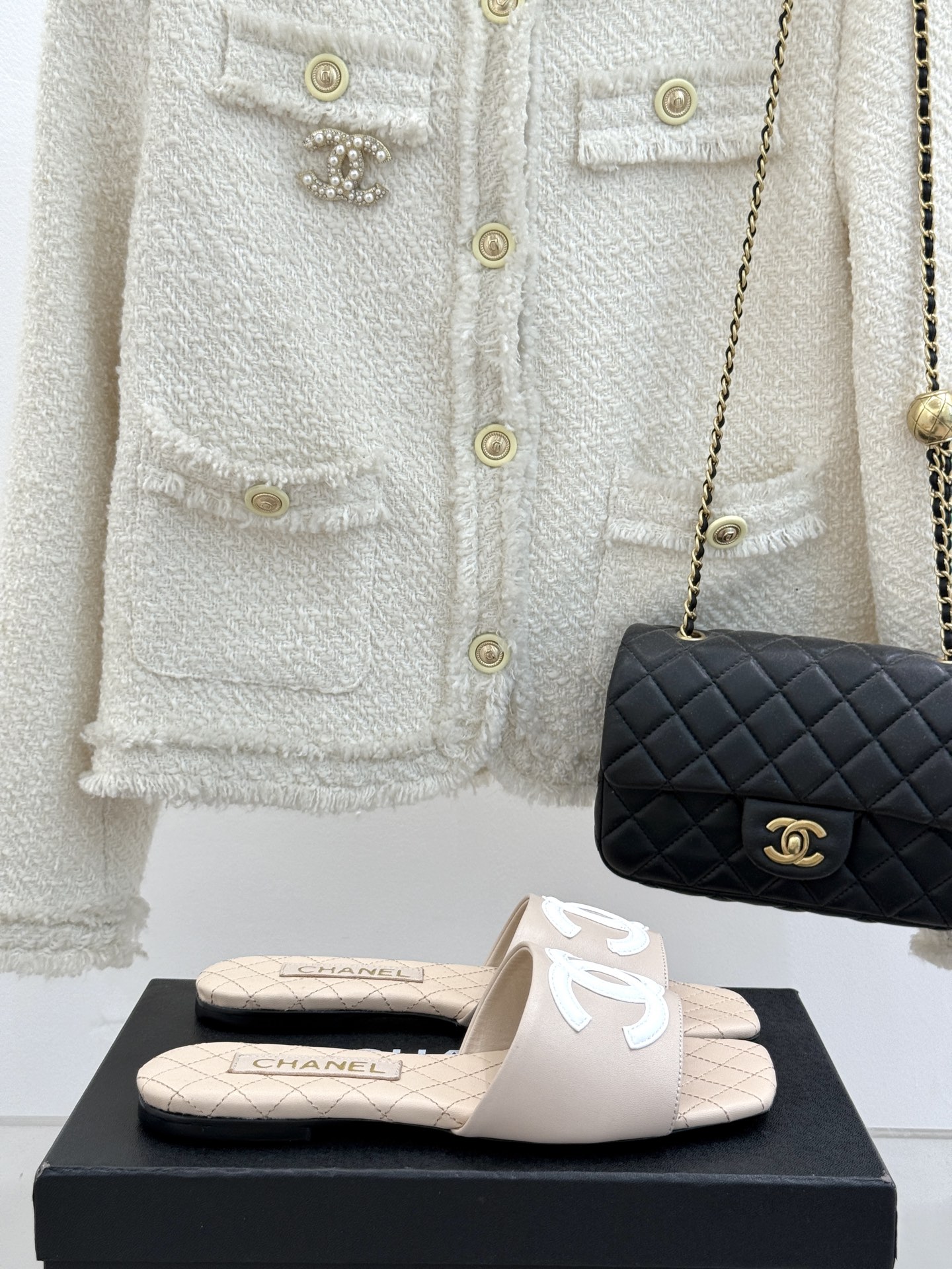
CHANE* ｜小香25。春夏新品
大双C方头平底拖鞋
大双C标识醒目又经典，
品牌格调凝练 方头造型