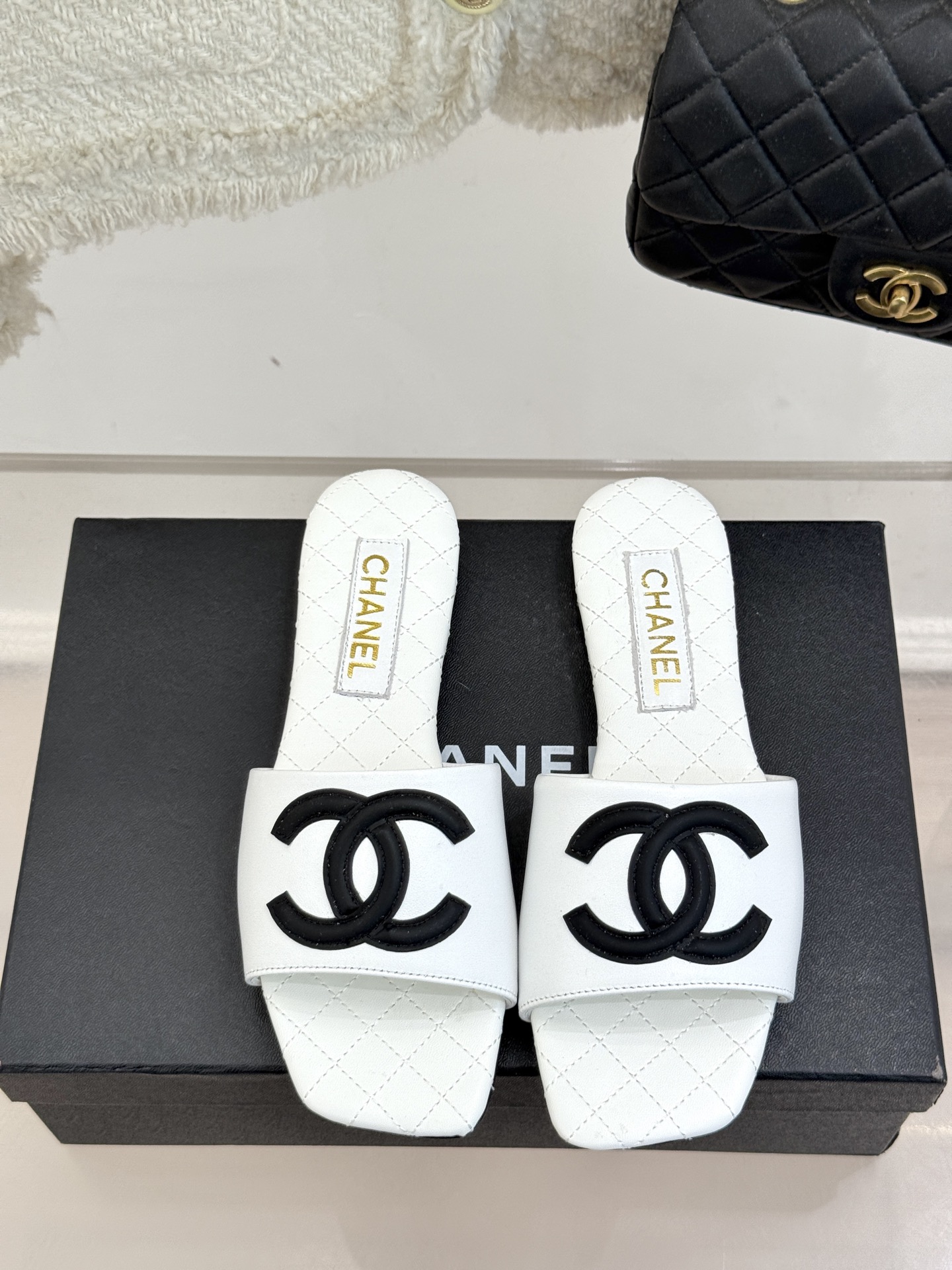 
CHANE* ｜小香25。春夏新品
大双C方头平底拖鞋
大双C标识醒目又经典，
品牌格调凝练 方头造型