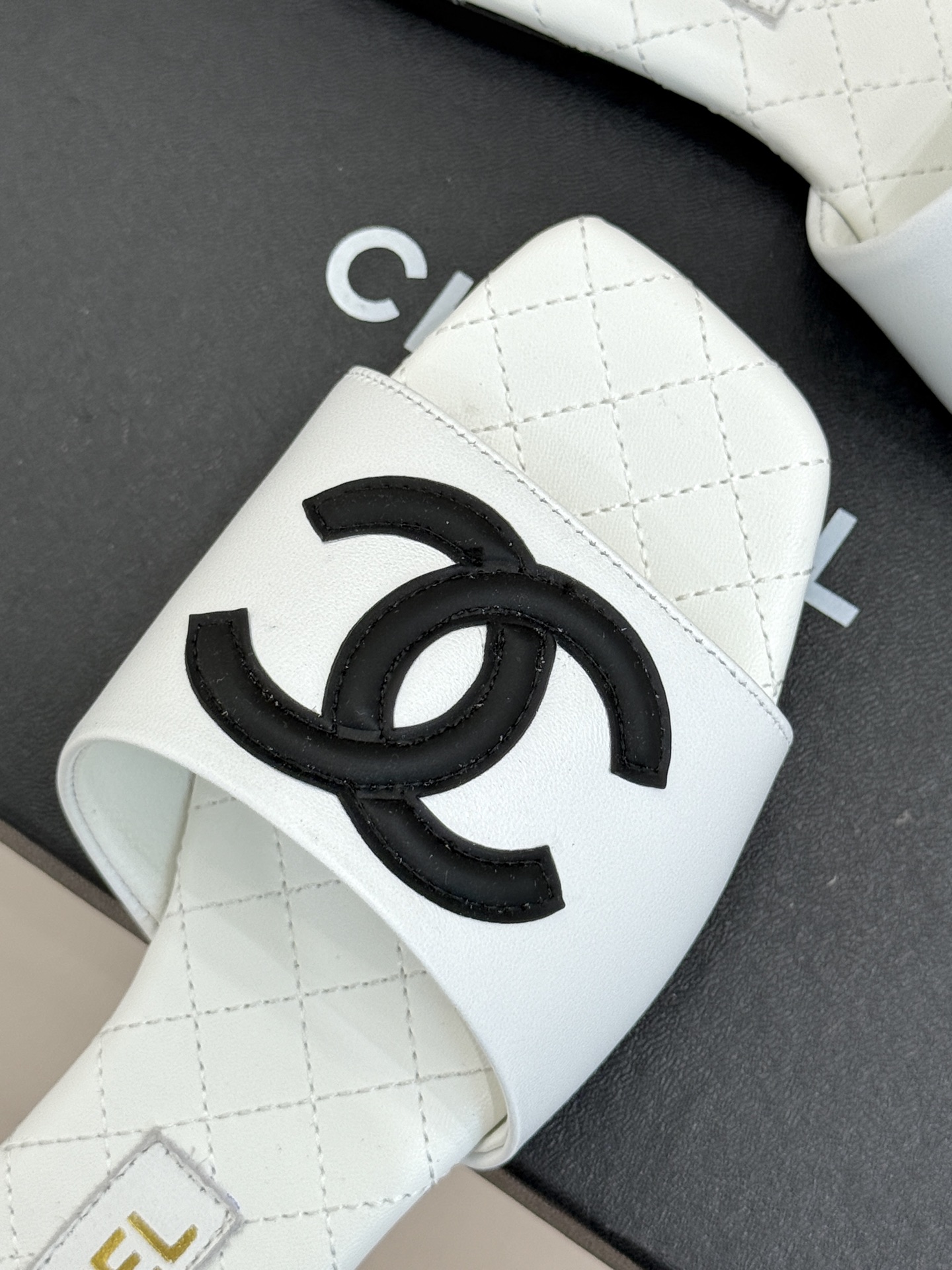 
CHANE* ｜小香25。春夏新品
大双C方头平底拖鞋
大双C标识醒目又经典，
品牌格调凝练 方头造型