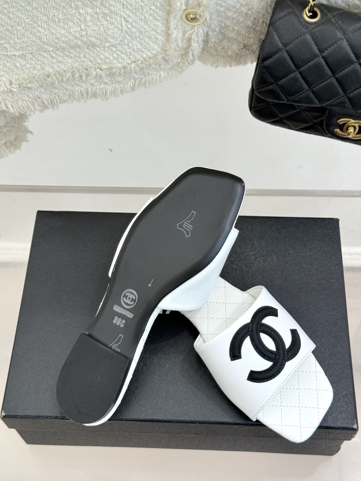 
CHANE* ｜小香25。春夏新品
大双C方头平底拖鞋
大双C标识醒目又经典，
品牌格调凝练 方头造型