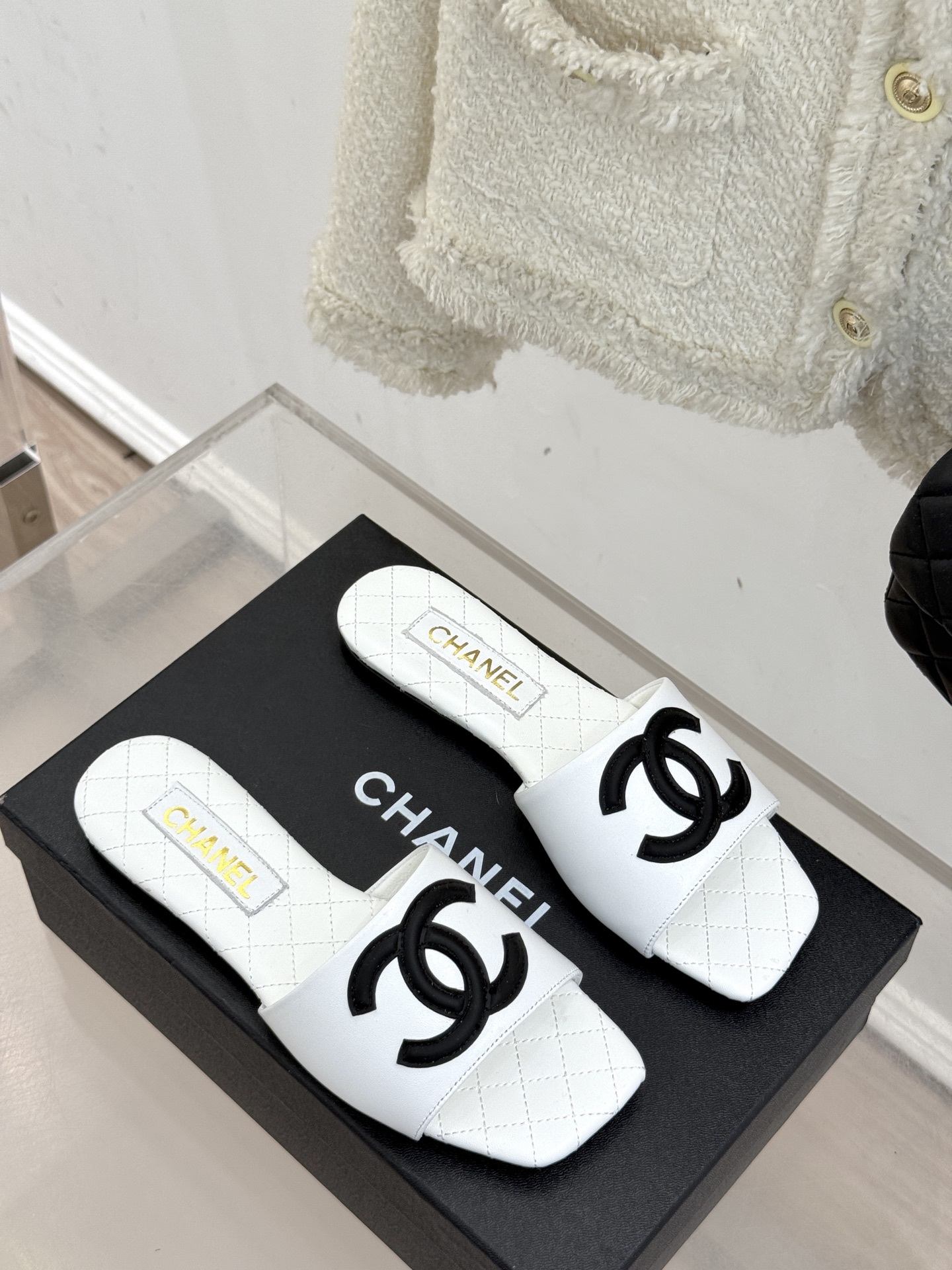 
CHANE* ｜小香25。春夏新品
大双C方头平底拖鞋
大双C标识醒目又经典，
品牌格调凝练 方头造型