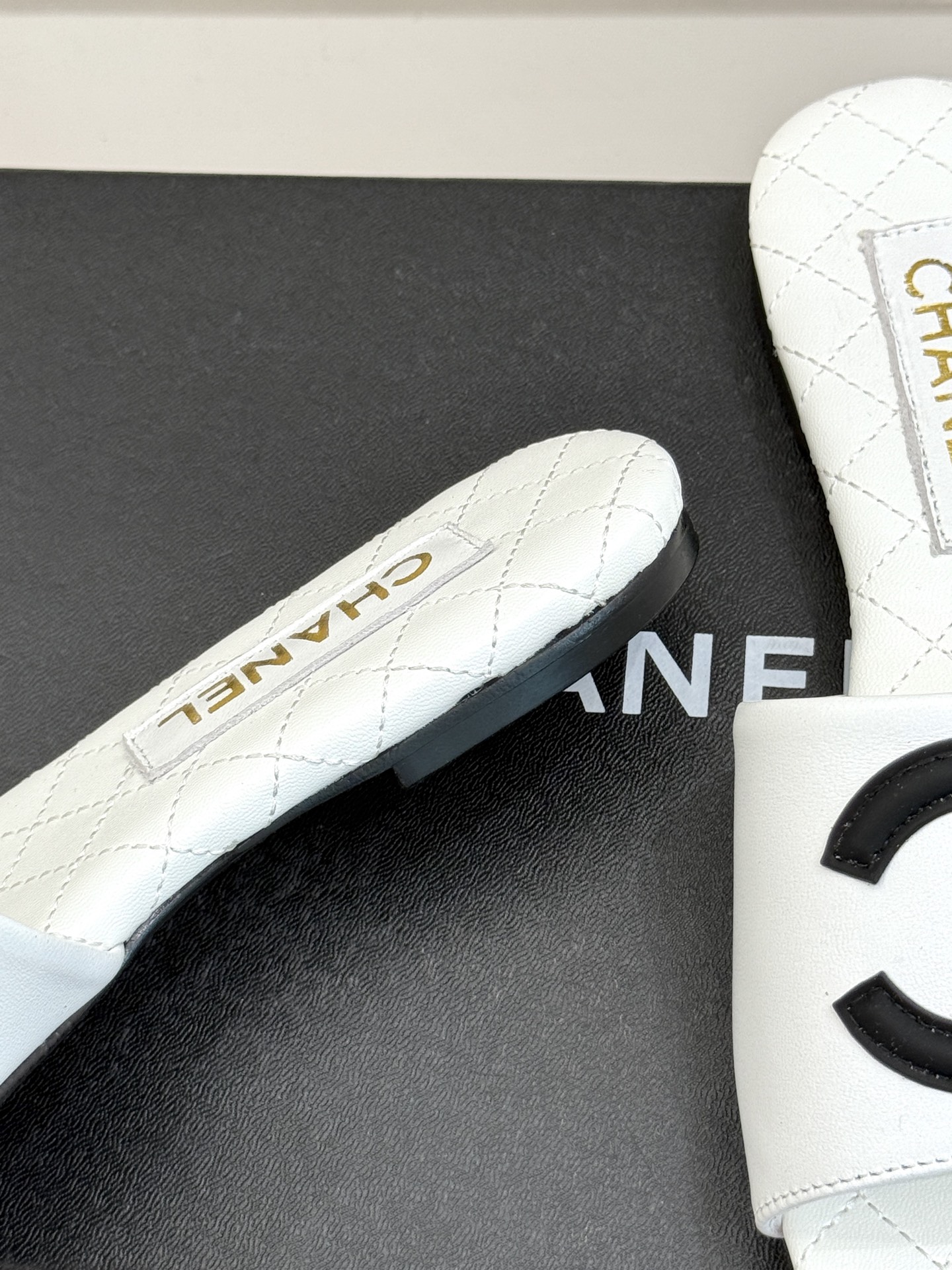 
CHANE* ｜小香25。春夏新品
大双C方头平底拖鞋
大双C标识醒目又经典，
品牌格调凝练 方头造型