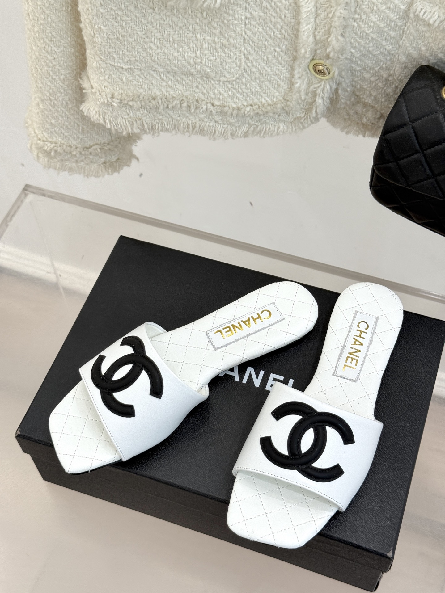 
CHANE* ｜小香25。春夏新品
大双C方头平底拖鞋
大双C标识醒目又经典，
品牌格调凝练 方头造型