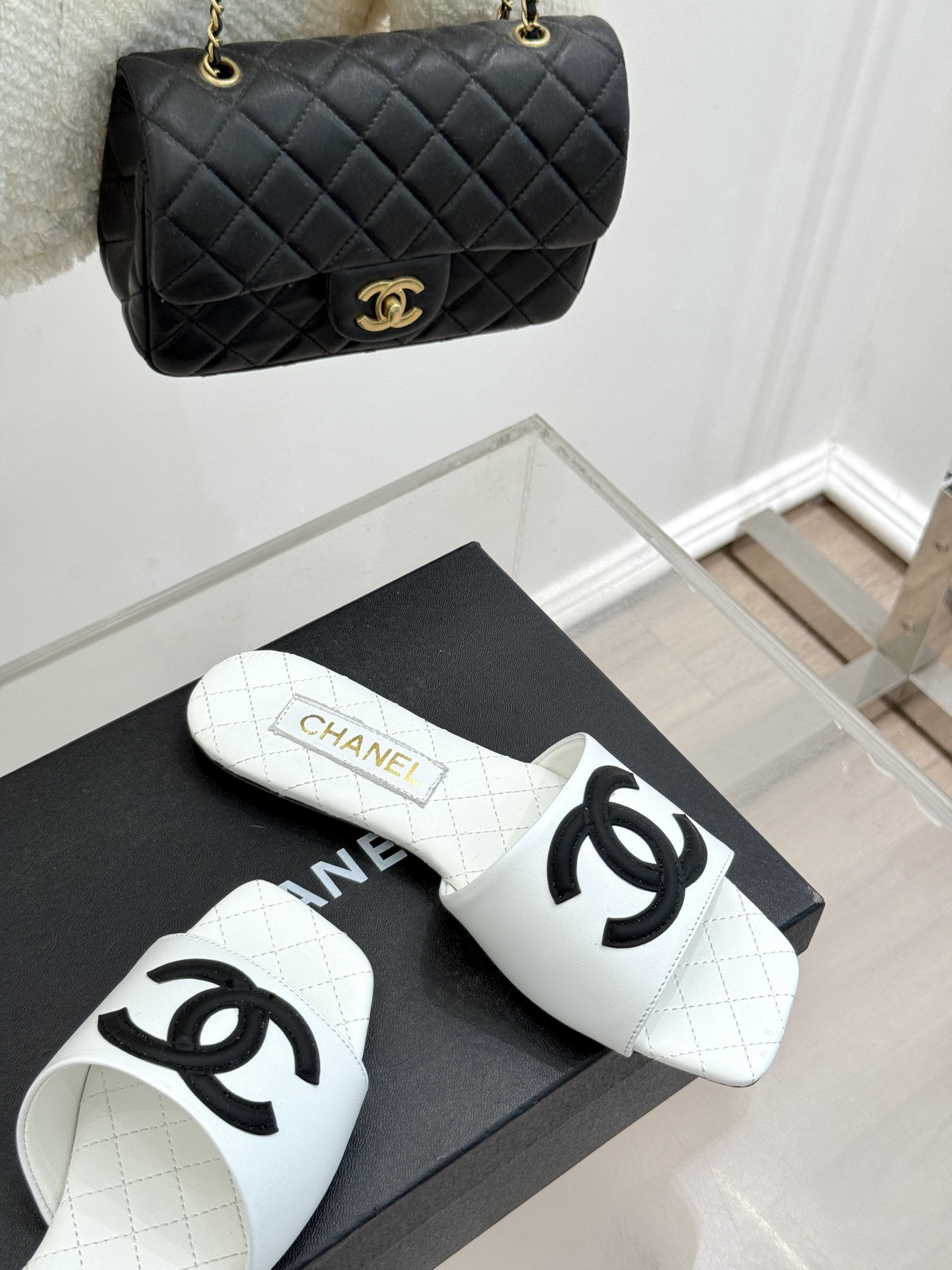 
CHANE* ｜小香25。春夏新品
大双C方头平底拖鞋
大双C标识醒目又经典，
品牌格调凝练 方头造型