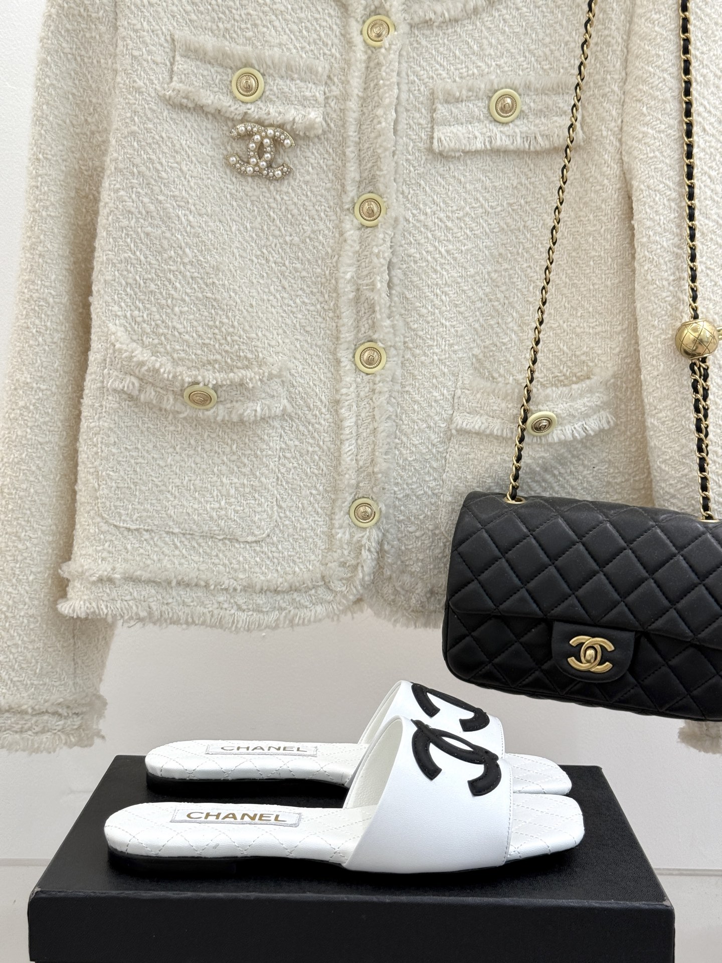 
CHANE* ｜小香25。春夏新品
大双C方头平底拖鞋
大双C标识醒目又经典，
品牌格调凝练 方头造型