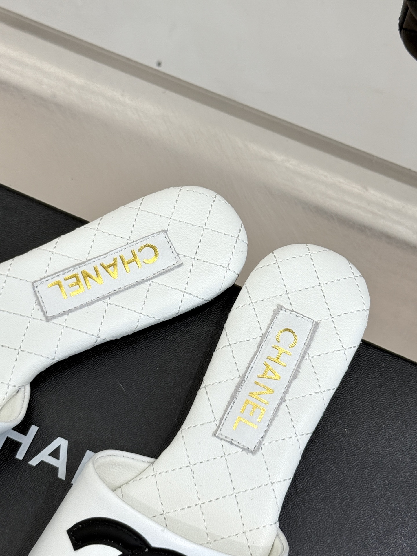 
CHANE* ｜小香25。春夏新品
大双C方头平底拖鞋
大双C标识醒目又经典，
品牌格调凝练 方头造型