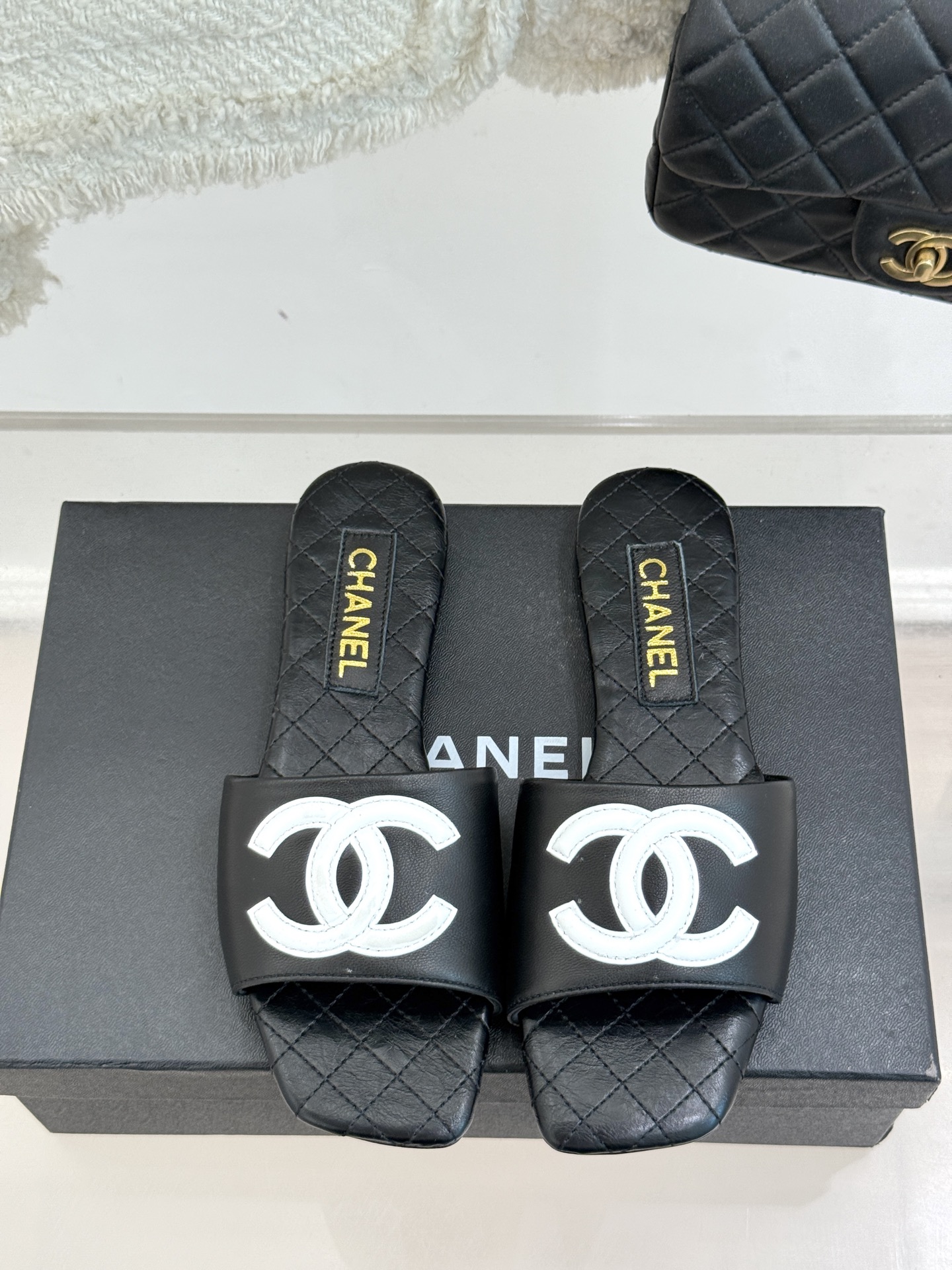 
CHANE* ｜小香25。春夏新品
大双C方头平底拖鞋
大双C标识醒目又经典，
品牌格调凝练 方头造型