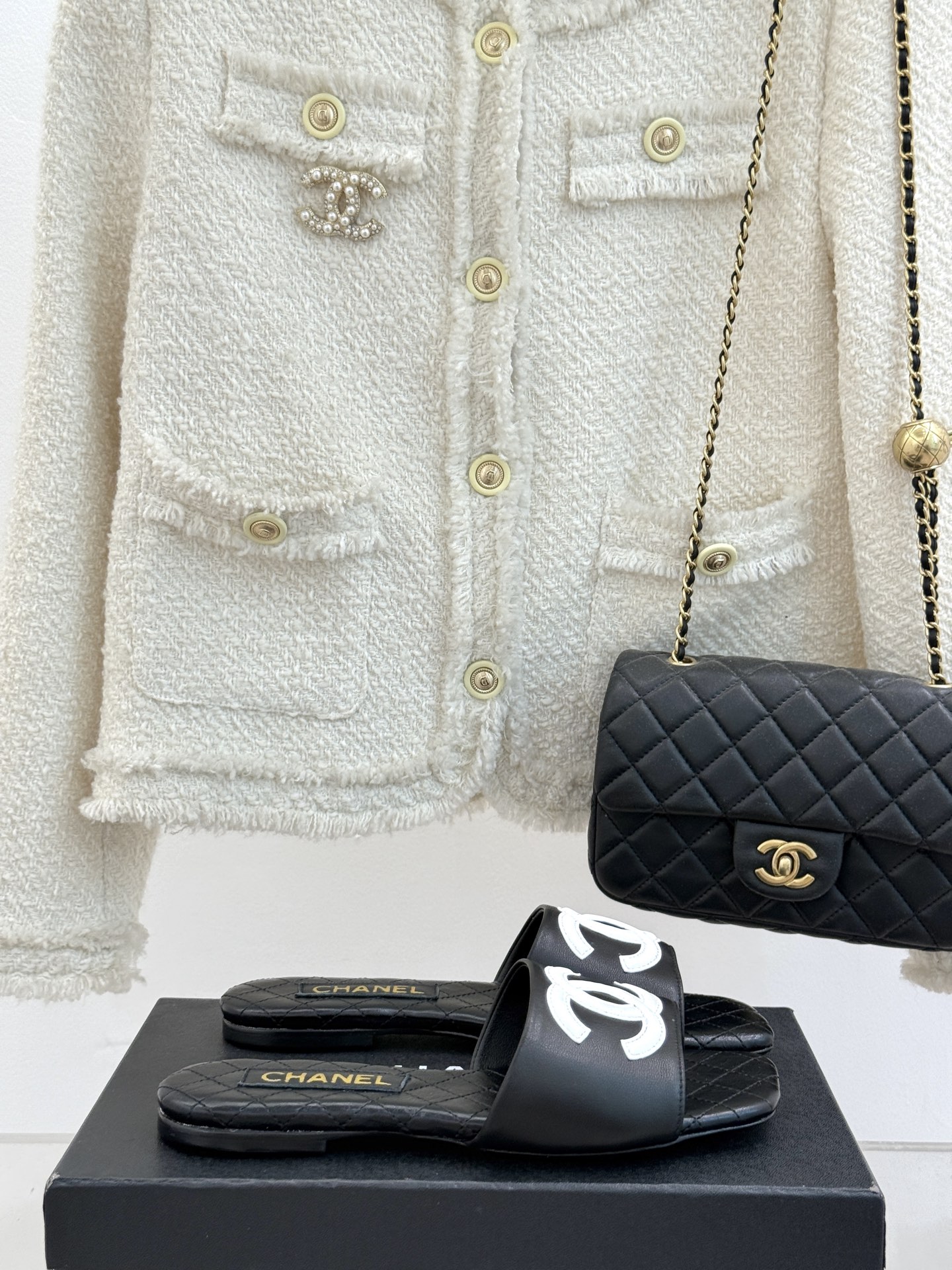 
CHANE* ｜小香25。春夏新品
大双C方头平底拖鞋
大双C标识醒目又经典，
品牌格调凝练 方头造型