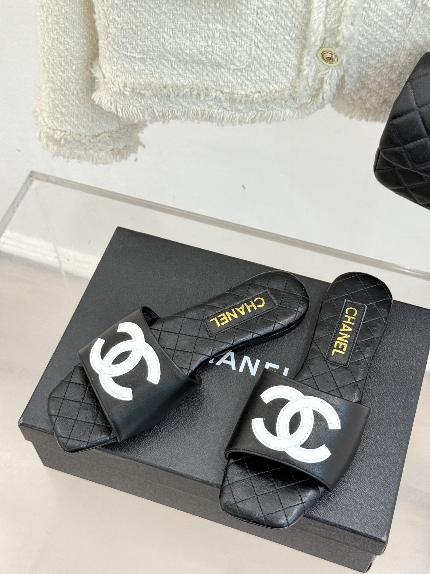 
CHANE* ｜小香25。春夏新品
大双C方头平底拖鞋
大双C标识醒目又经典，
品牌格调凝练 方头造型