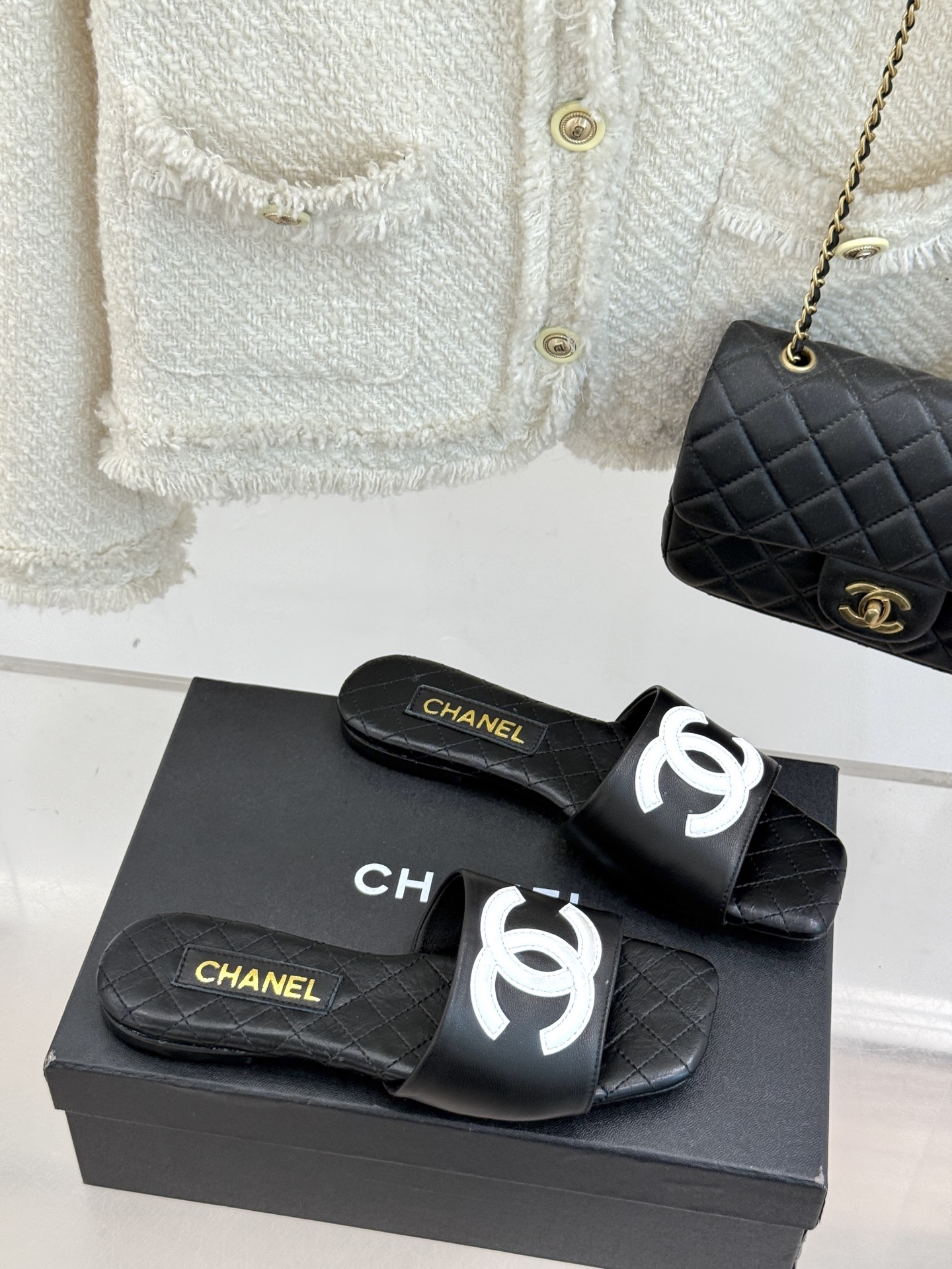 
CHANE* ｜小香25。春夏新品
大双C方头平底拖鞋
大双C标识醒目又经典，
品牌格调凝练 方头造型