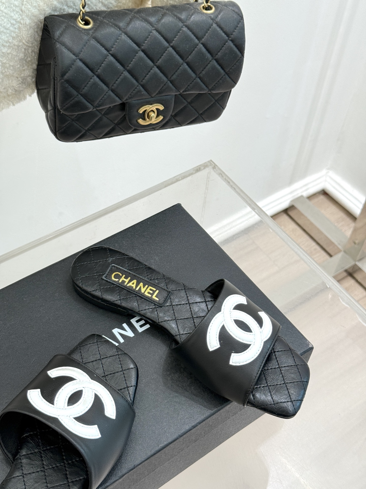 
CHANE* ｜小香25。春夏新品
大双C方头平底拖鞋
大双C标识醒目又经典，
品牌格调凝练 方头造型