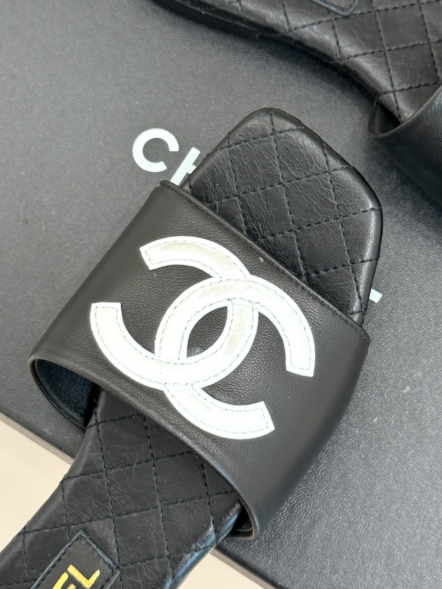 
CHANE* ｜小香25。春夏新品
大双C方头平底拖鞋
大双C标识醒目又经典，
品牌格调凝练 方头造型