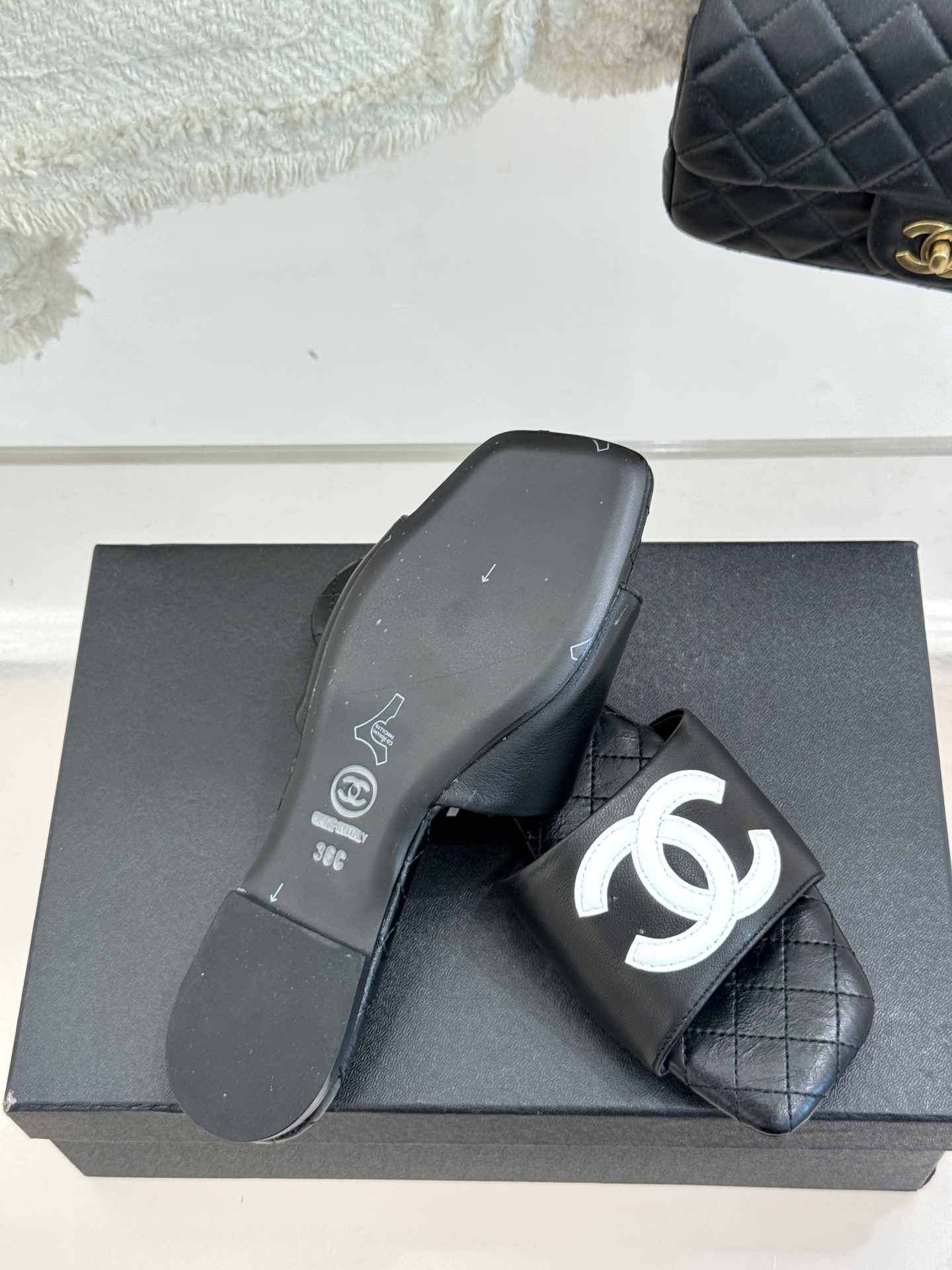 
CHANE* ｜小香25。春夏新品
大双C方头平底拖鞋
大双C标识醒目又经典，
品牌格调凝练 方头造型