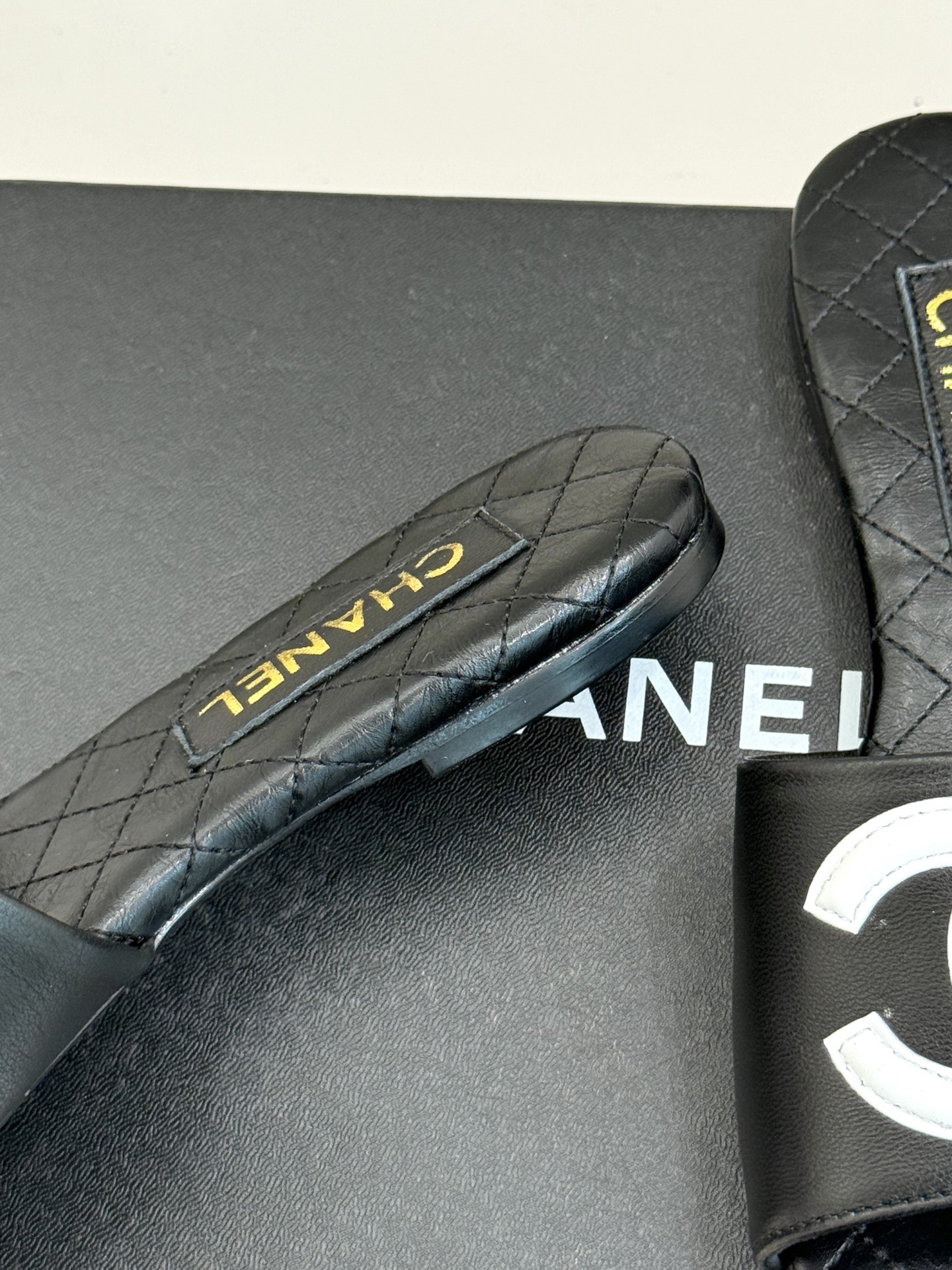 
CHANE* ｜小香25。春夏新品
大双C方头平底拖鞋
大双C标识醒目又经典，
品牌格调凝练 方头造型