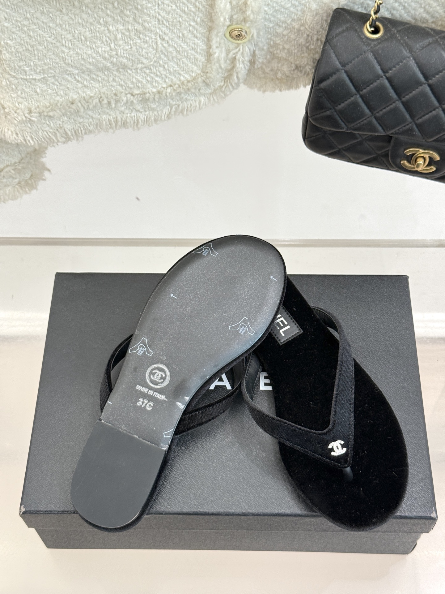 
CHANEL THONGS经典春夏新品
秀场夹脚人字拖
夏天的人字拖莫名让人感到自由
带上镶嵌了双C水