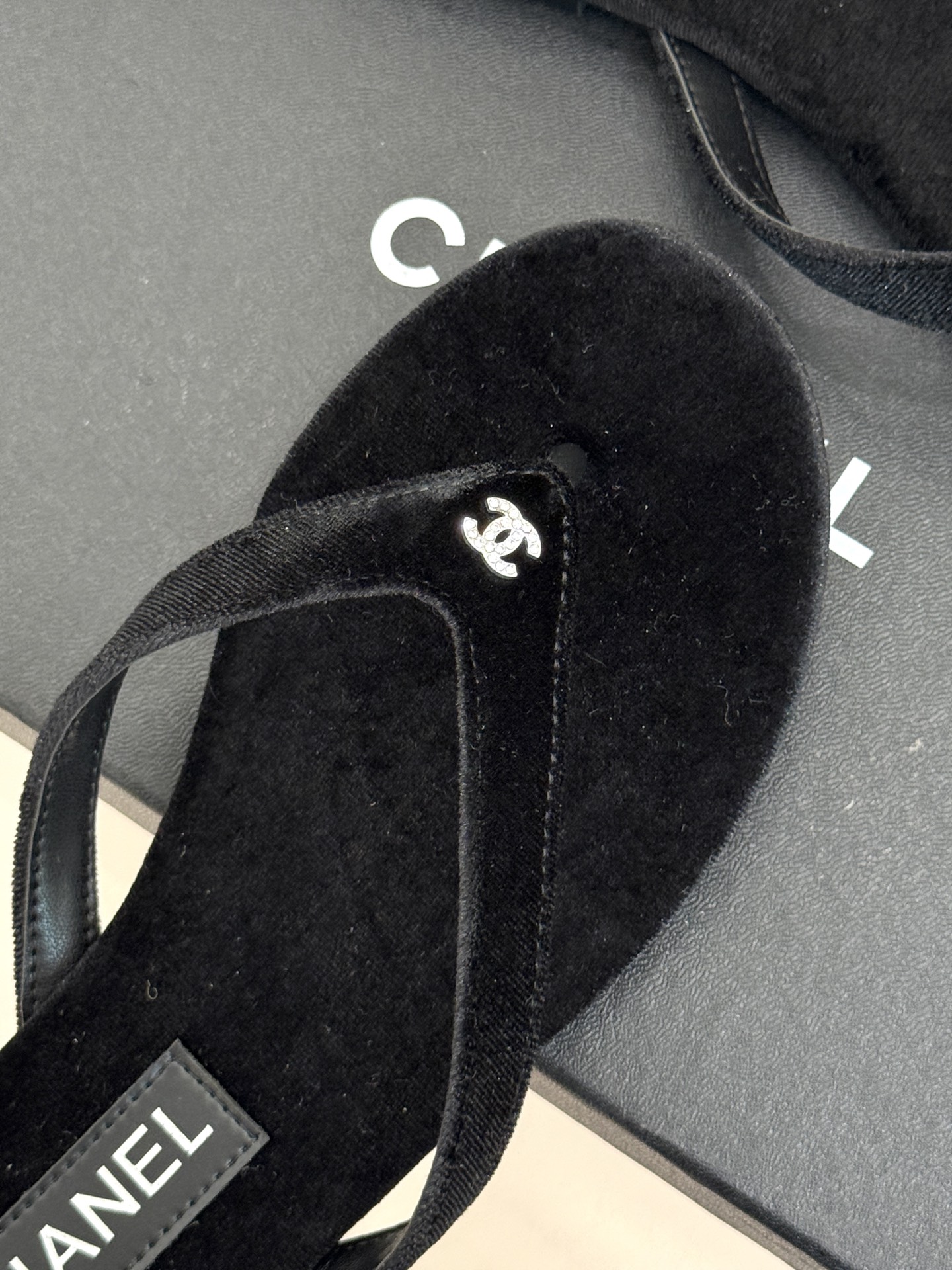 
CHANEL THONGS经典春夏新品
秀场夹脚人字拖
夏天的人字拖莫名让人感到自由
带上镶嵌了双C水