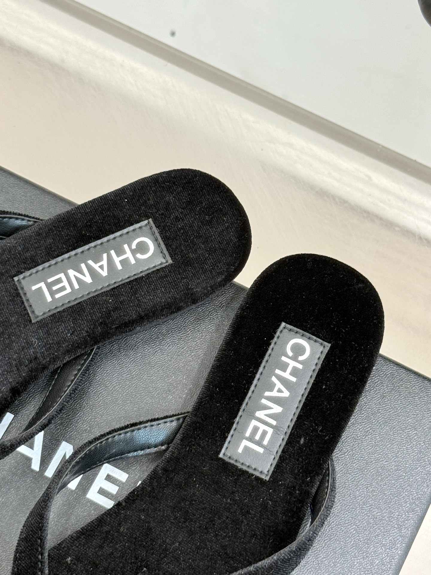 
CHANEL THONGS经典春夏新品
秀场夹脚人字拖
夏天的人字拖莫名让人感到自由
带上镶嵌了双C水