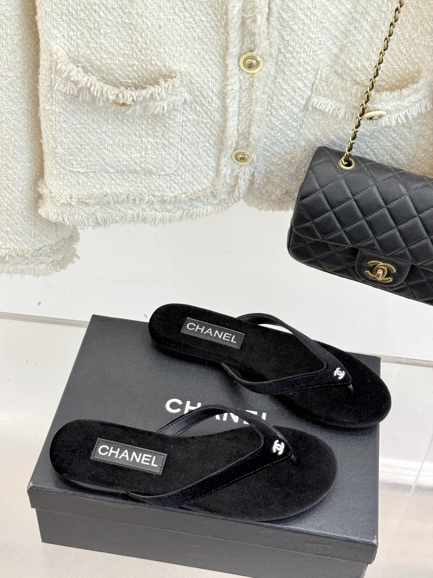 
CHANEL THONGS经典春夏新品
秀场夹脚人字拖
夏天的人字拖莫名让人感到自由
带上镶嵌了双C水