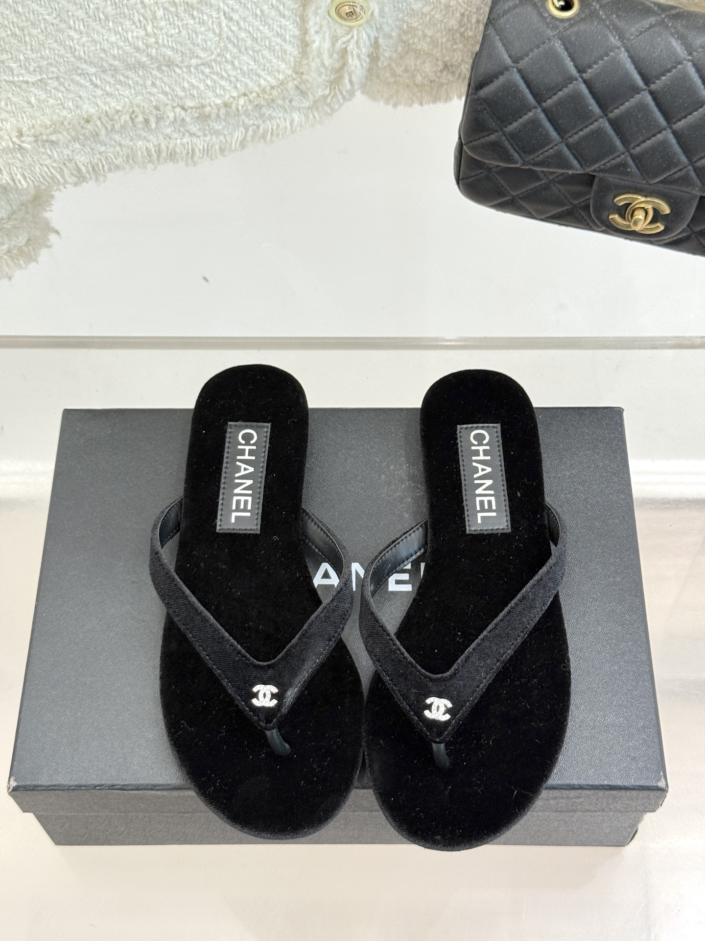 
CHANEL THONGS经典春夏新品
秀场夹脚人字拖
夏天的人字拖莫名让人感到自由
带上镶嵌了双C水