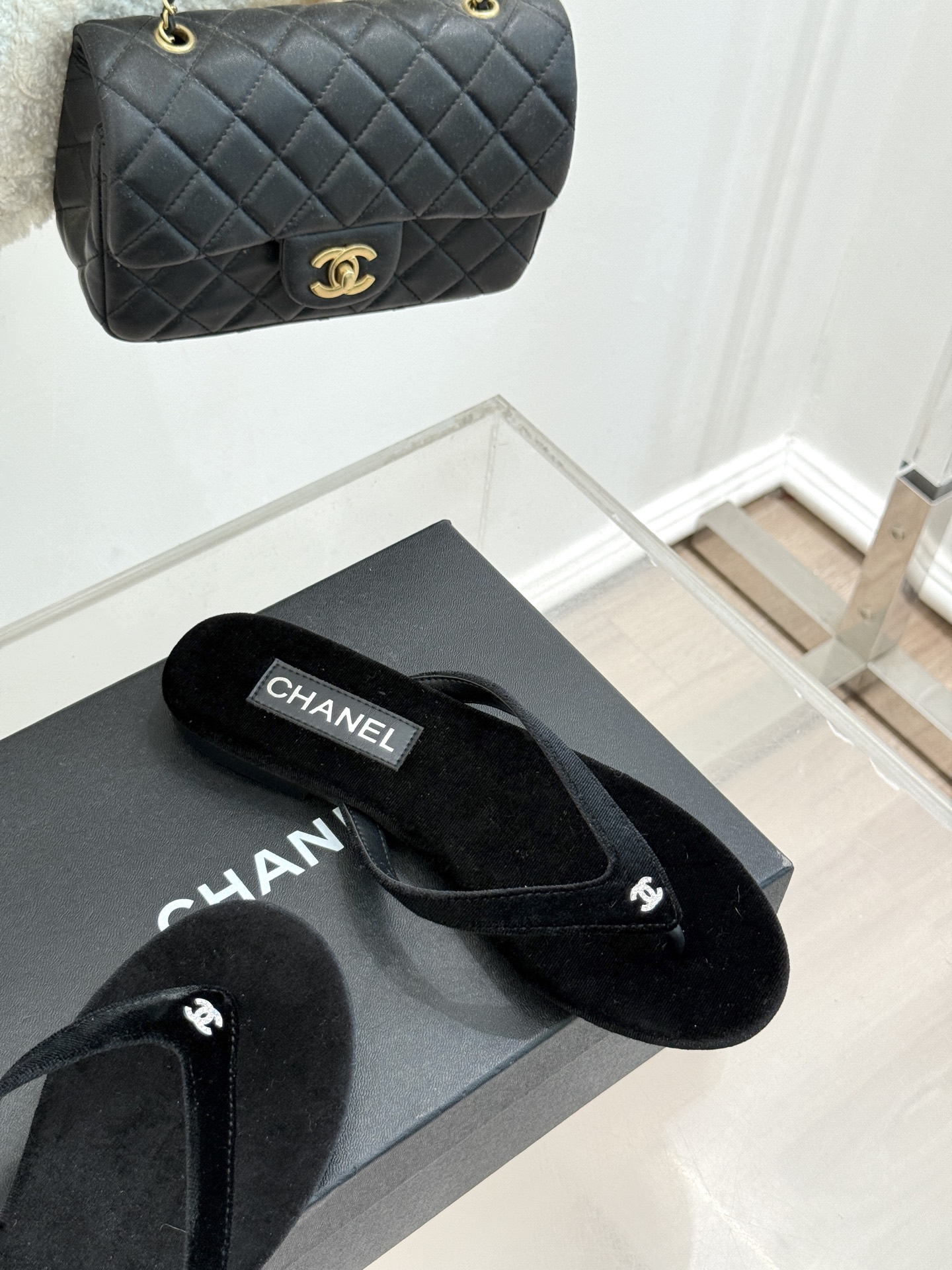 
CHANEL THONGS经典春夏新品
秀场夹脚人字拖
夏天的人字拖莫名让人感到自由
带上镶嵌了双C水