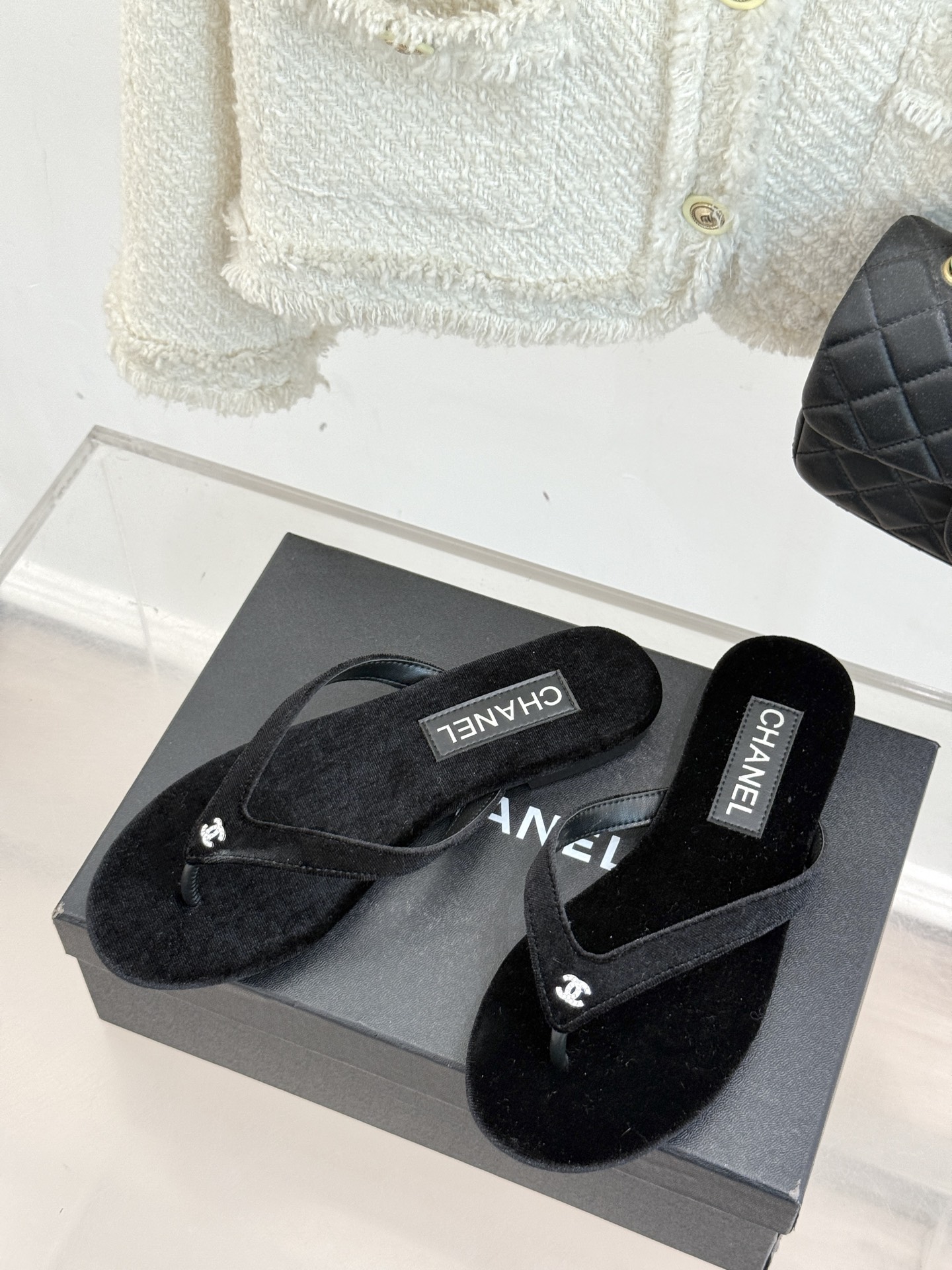 
CHANEL THONGS经典春夏新品
秀场夹脚人字拖
夏天的人字拖莫名让人感到自由
带上镶嵌了双C水