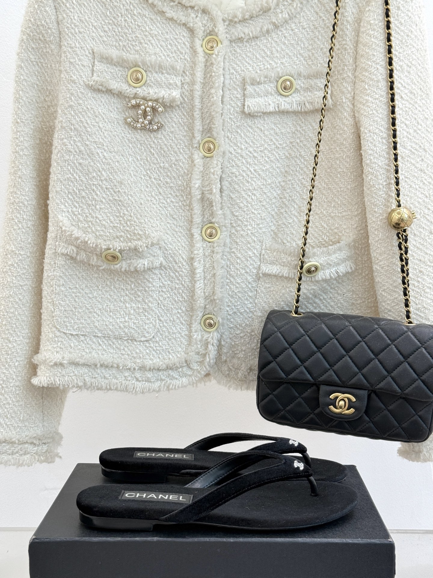 
CHANEL THONGS经典春夏新品
秀场夹脚人字拖
夏天的人字拖莫名让人感到自由
带上镶嵌了双C水