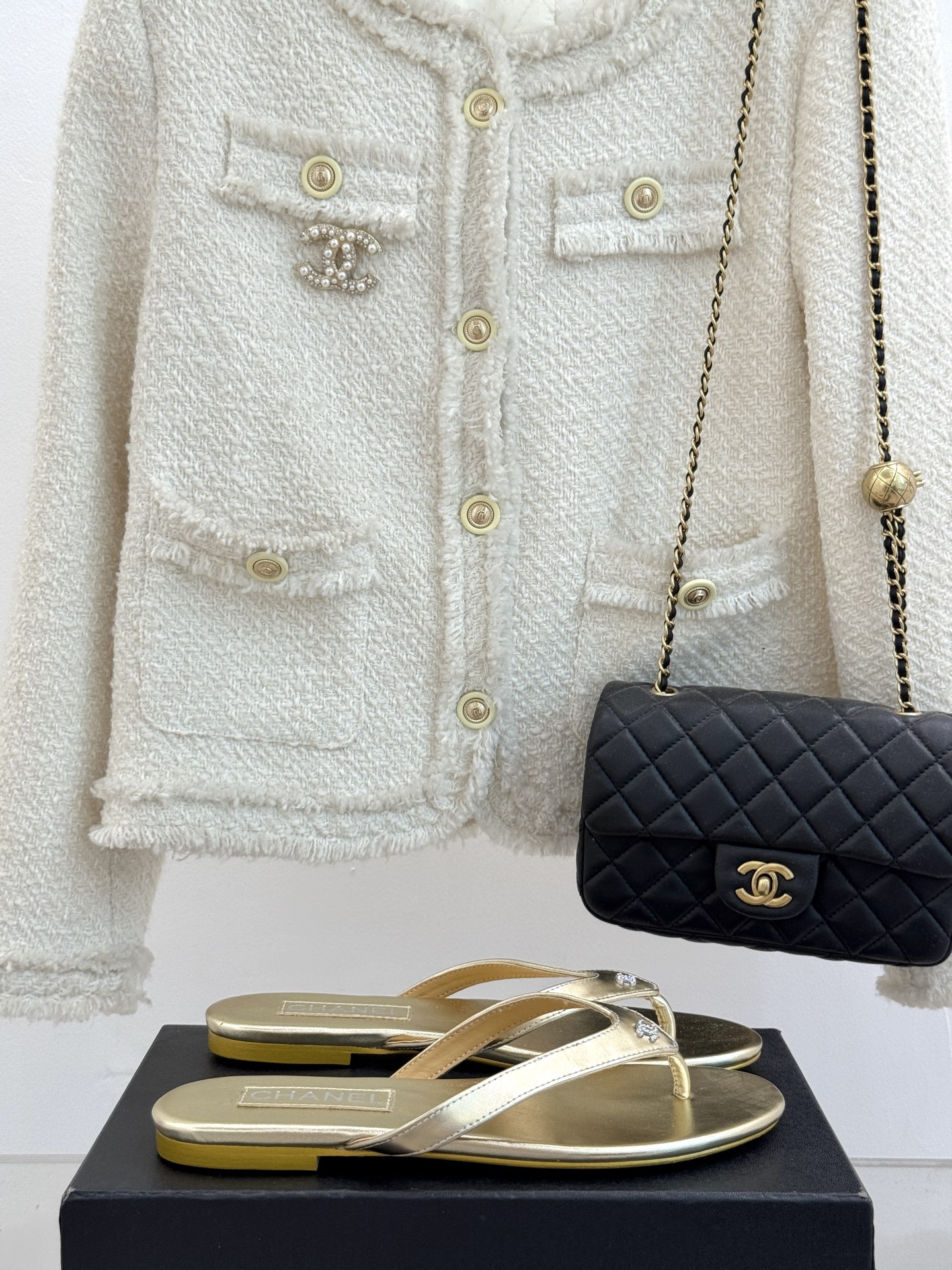 
CHANEL THONGS经典春夏新品
秀场夹脚人字拖
夏天的人字拖莫名让人感到自由
带上镶嵌了双C水