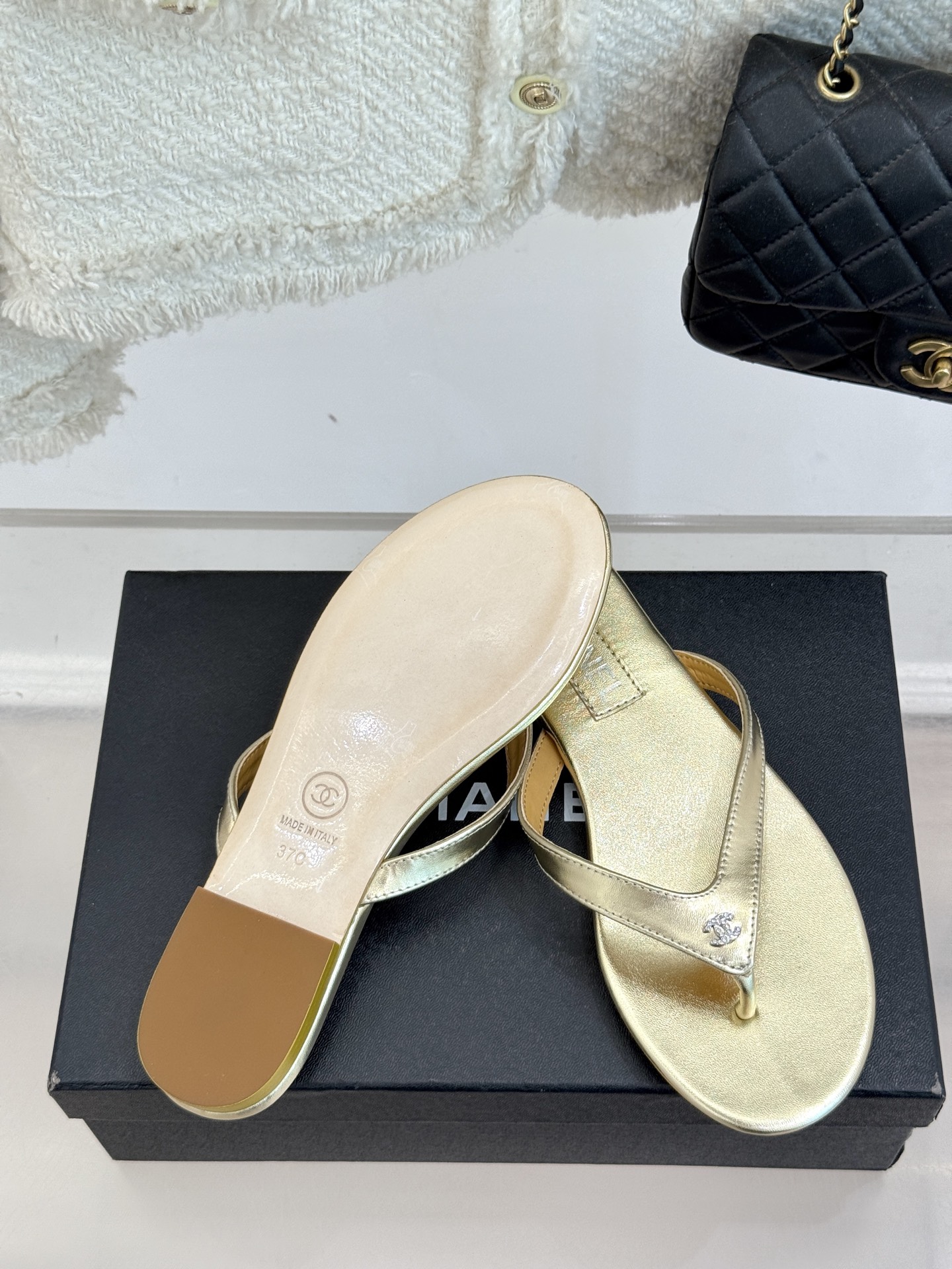 
CHANEL THONGS经典春夏新品
秀场夹脚人字拖
夏天的人字拖莫名让人感到自由
带上镶嵌了双C水