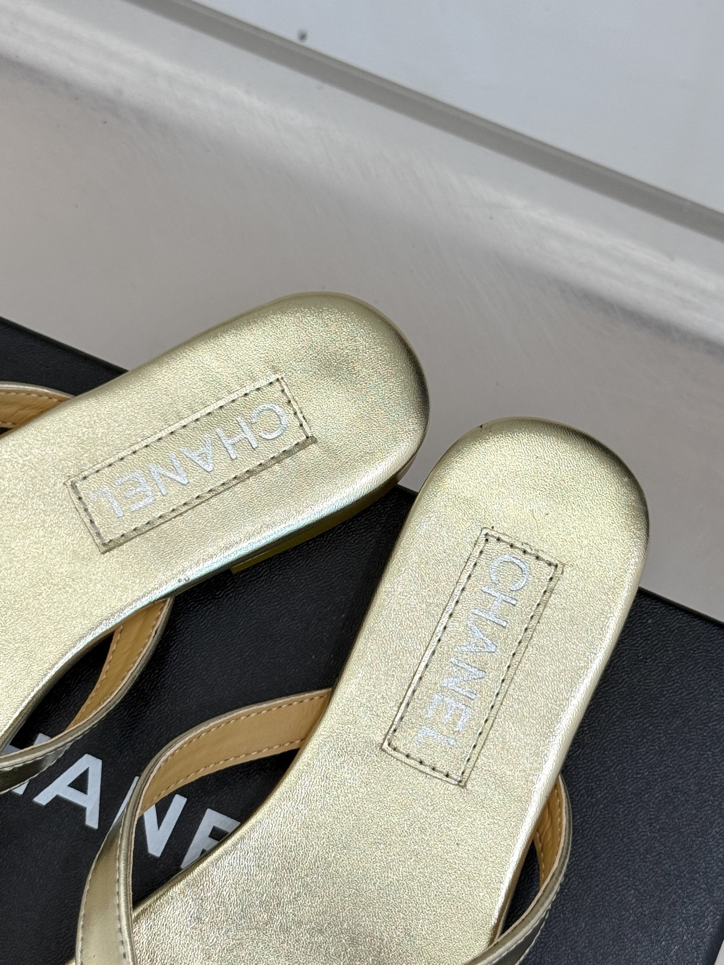 
CHANEL THONGS经典春夏新品
秀场夹脚人字拖
夏天的人字拖莫名让人感到自由
带上镶嵌了双C水